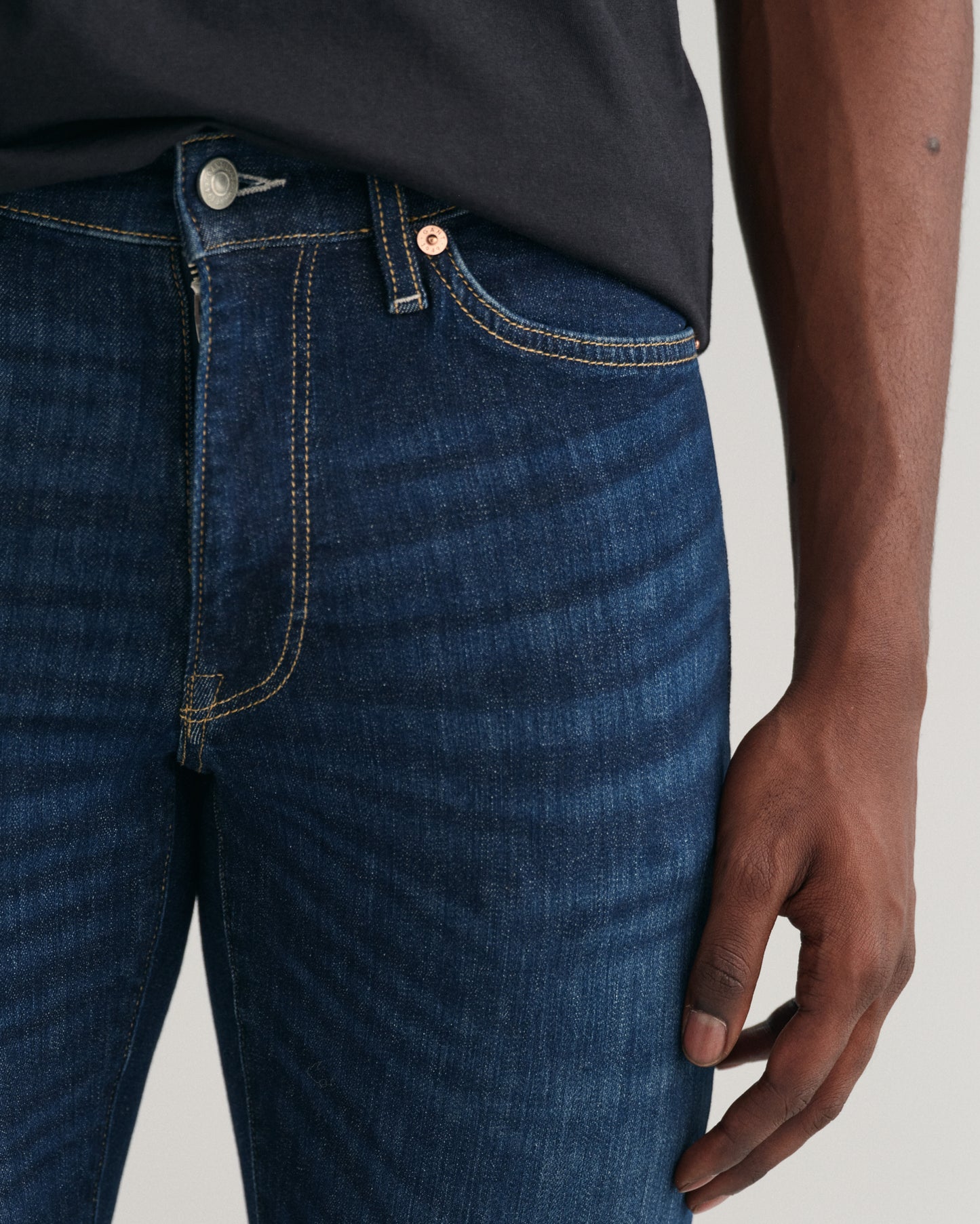 DARK BLUE WORN IN, EXTRA SLIM ACTIVE RECOVER JEANS, CLOSE-UP BY GANT AU.