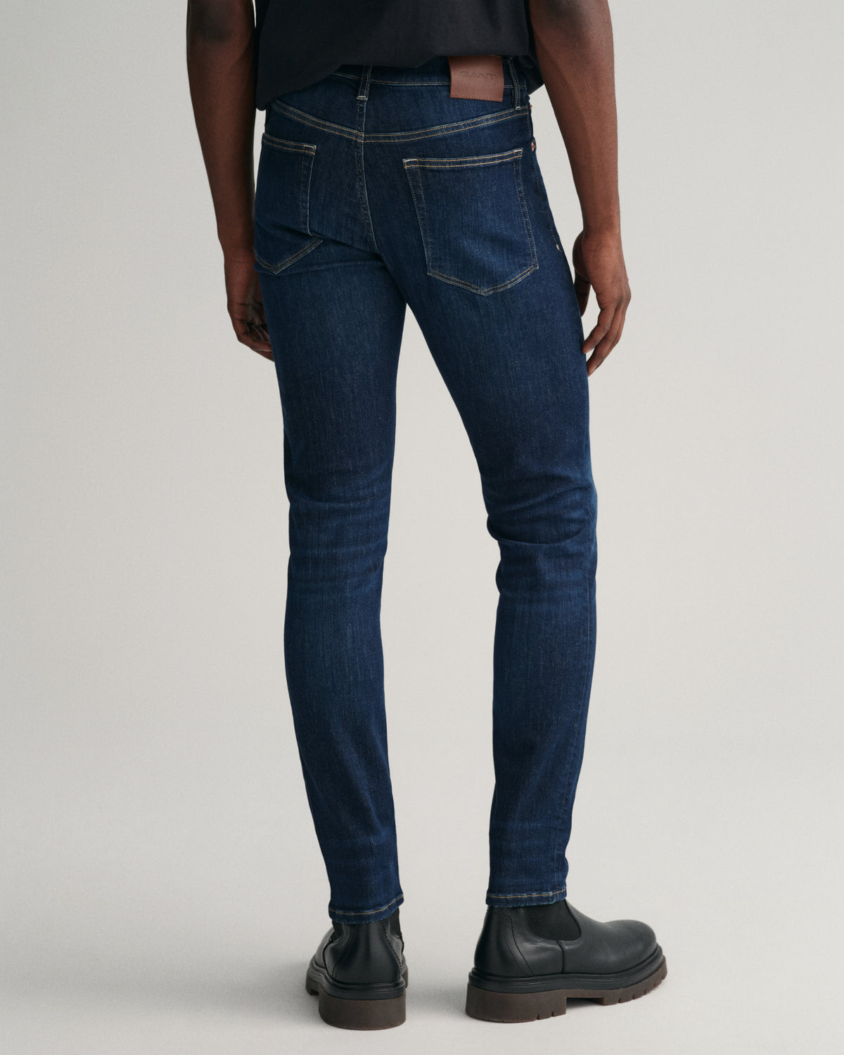 DARK BLUE WORN IN, EXTRA SLIM ACTIVE RECOVER JEANS, BACK-VIEW BY GANT AU.