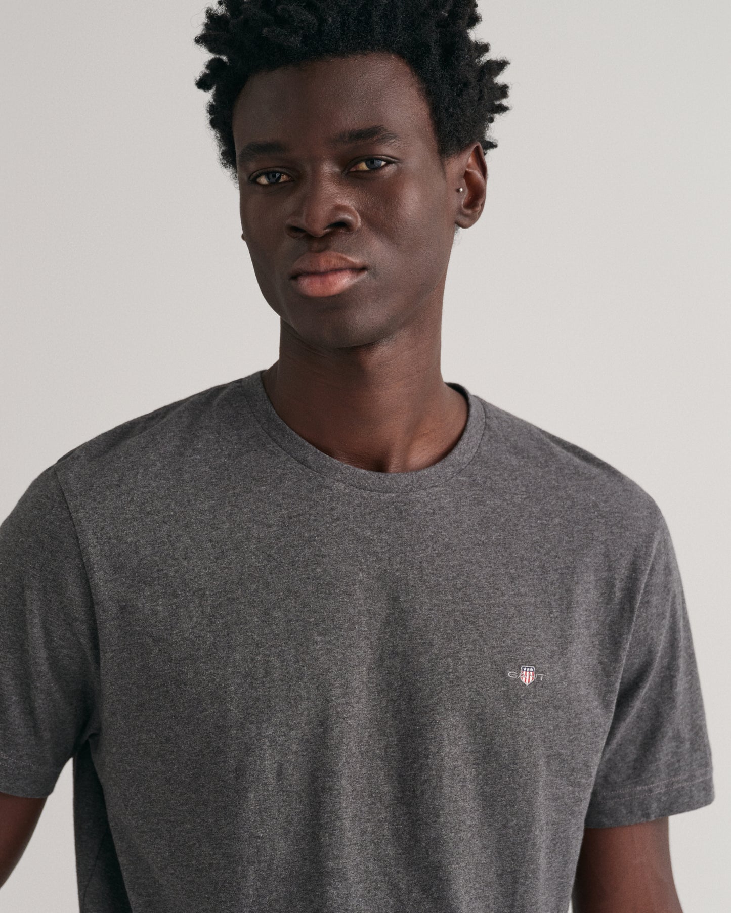 ANTRACIT MELANGE, REG SHIELD SS T-SHIRT, CLOSE-UP BY GANT AU.