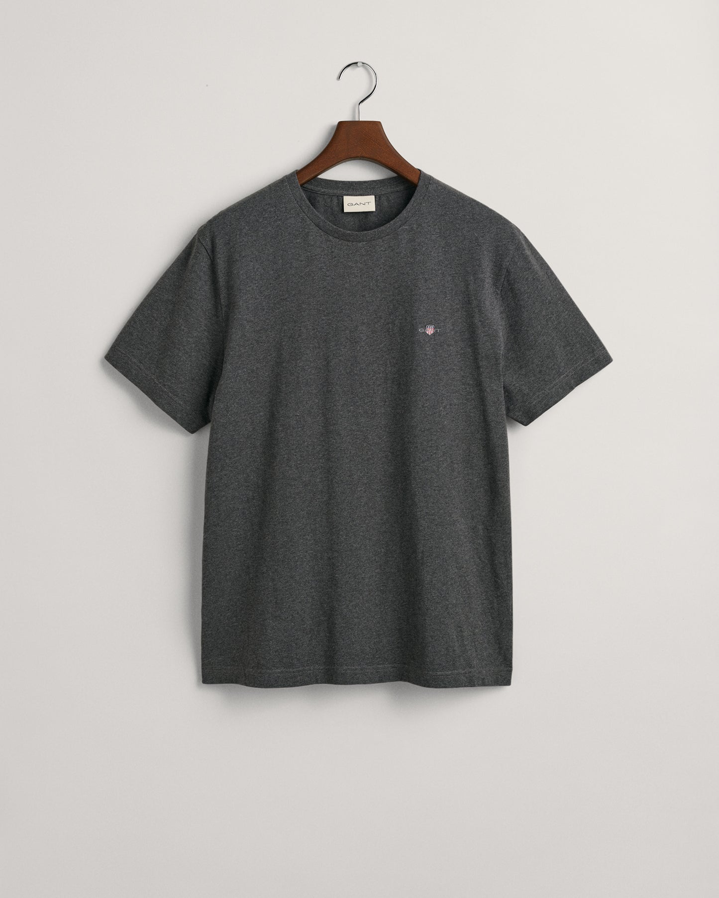 ANTRACIT MELANGE, REG SHIELD SS T-SHIRT, FLAT-LAY BY GANT AU.