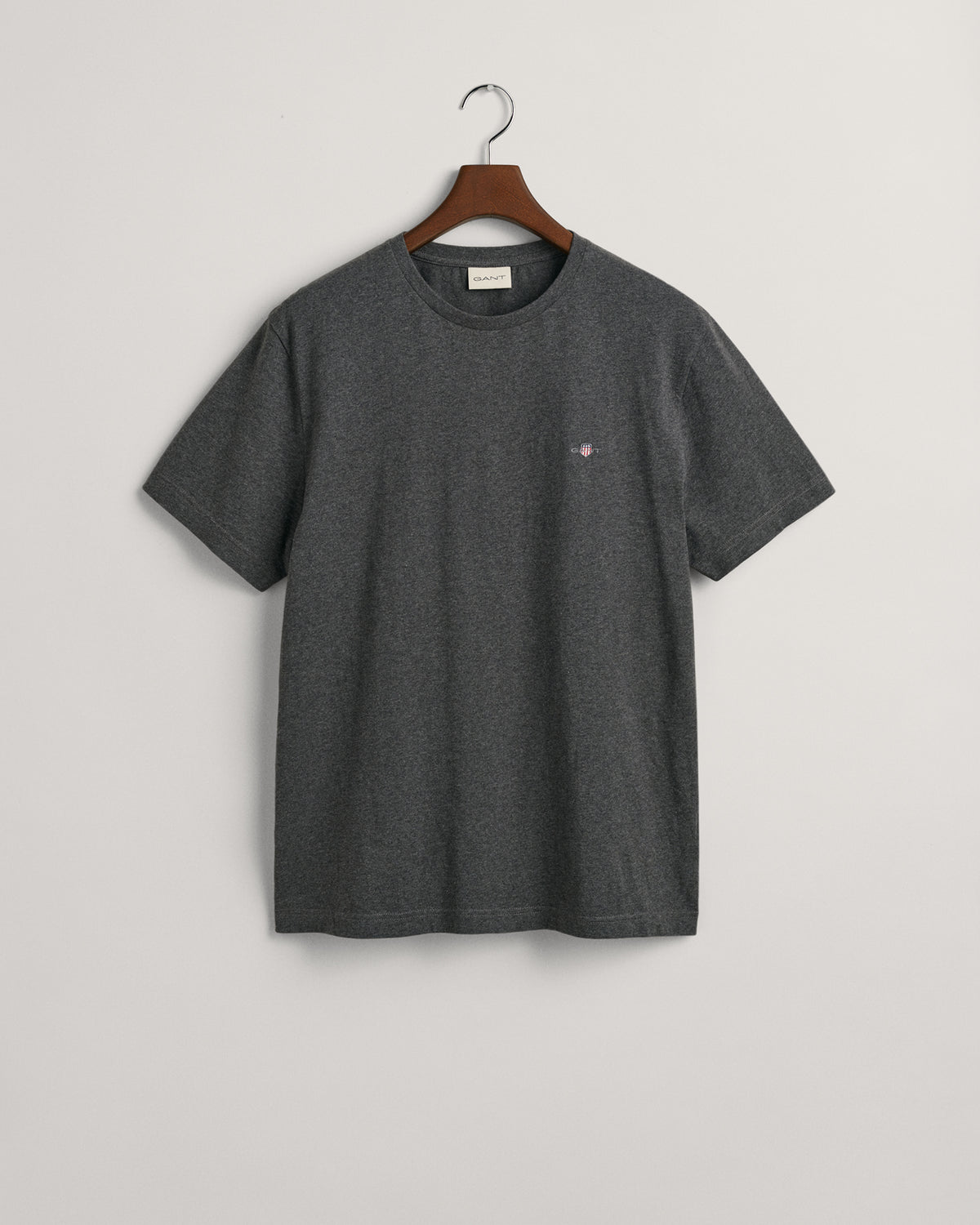 ANTRACIT MELANGE, REG SHIELD SS T-SHIRT, FLAT-LAY BY GANT AU.