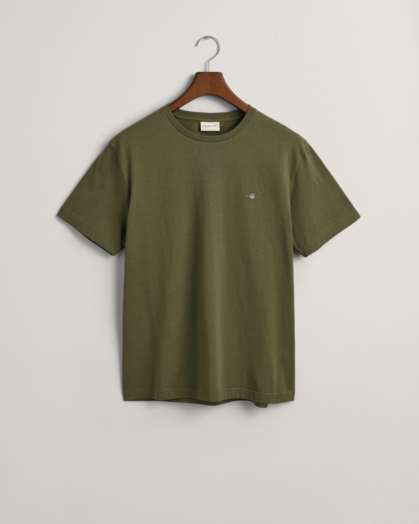 JUNIPER GREEN, REG SHIELD SS T-SHIRT, FLAT-LAY BY GANT AU.