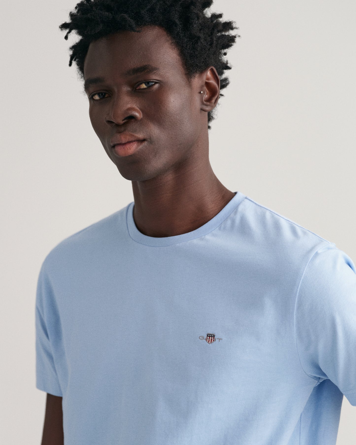 CAPRI BLUE, REG SHIELD SS T-SHIRT, CLOSE-UP BY GANT AU.