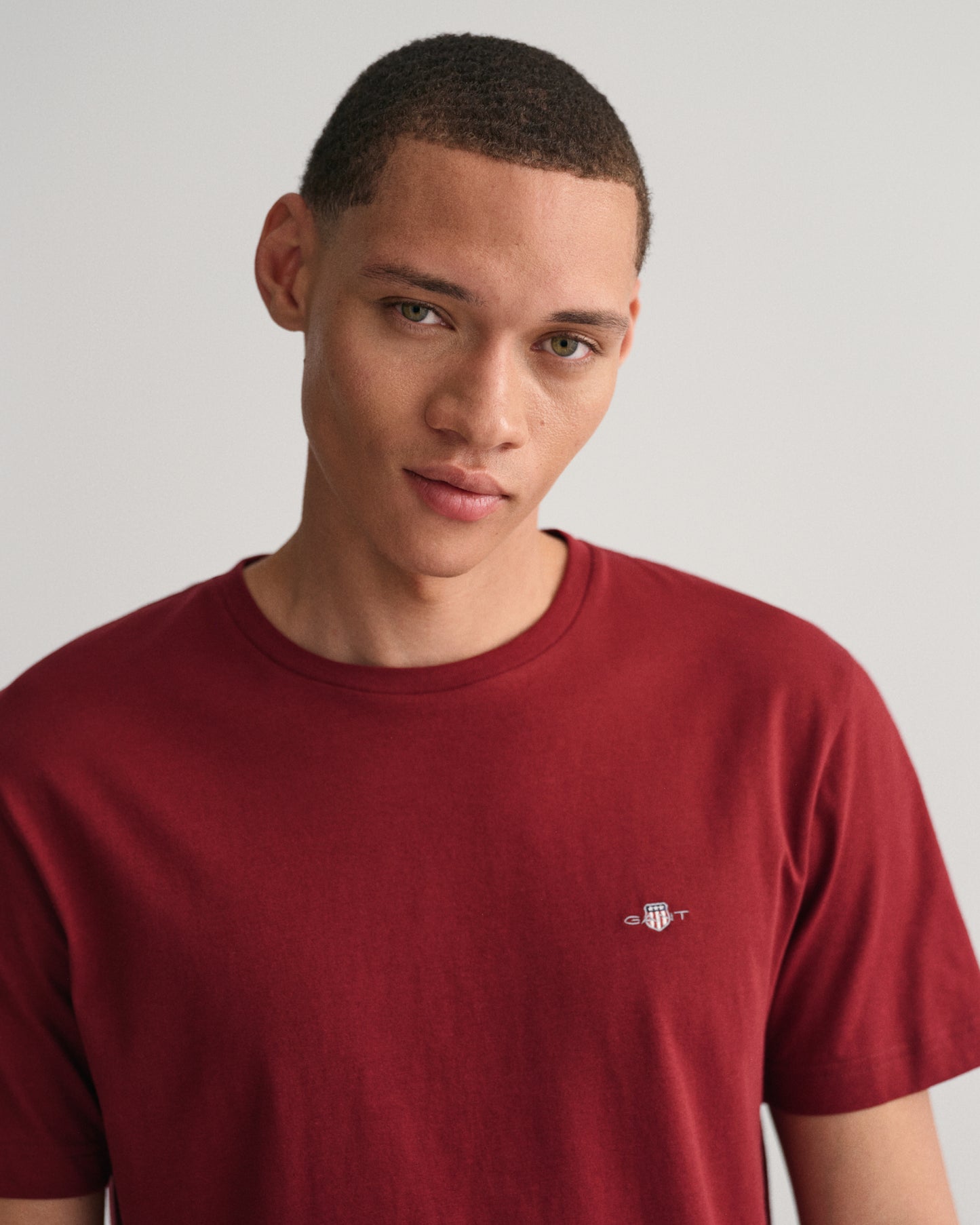 PLUMPED RED, REG SHIELD SS T-SHIRT, CLOSE-UP BY GANT AU.