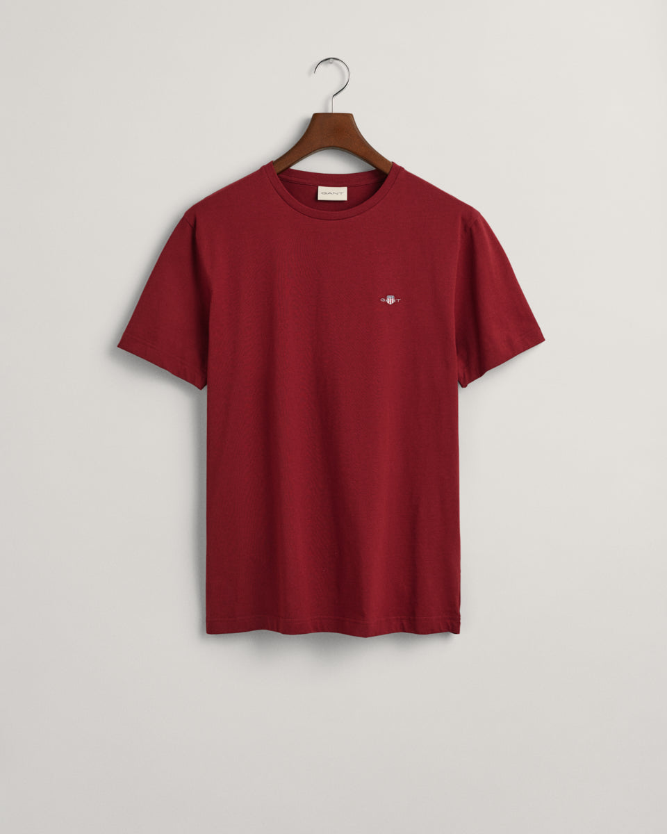 PLUMPED RED, REG SHIELD SS T-SHIRT, FLAT-LAY BY GANT AU.
