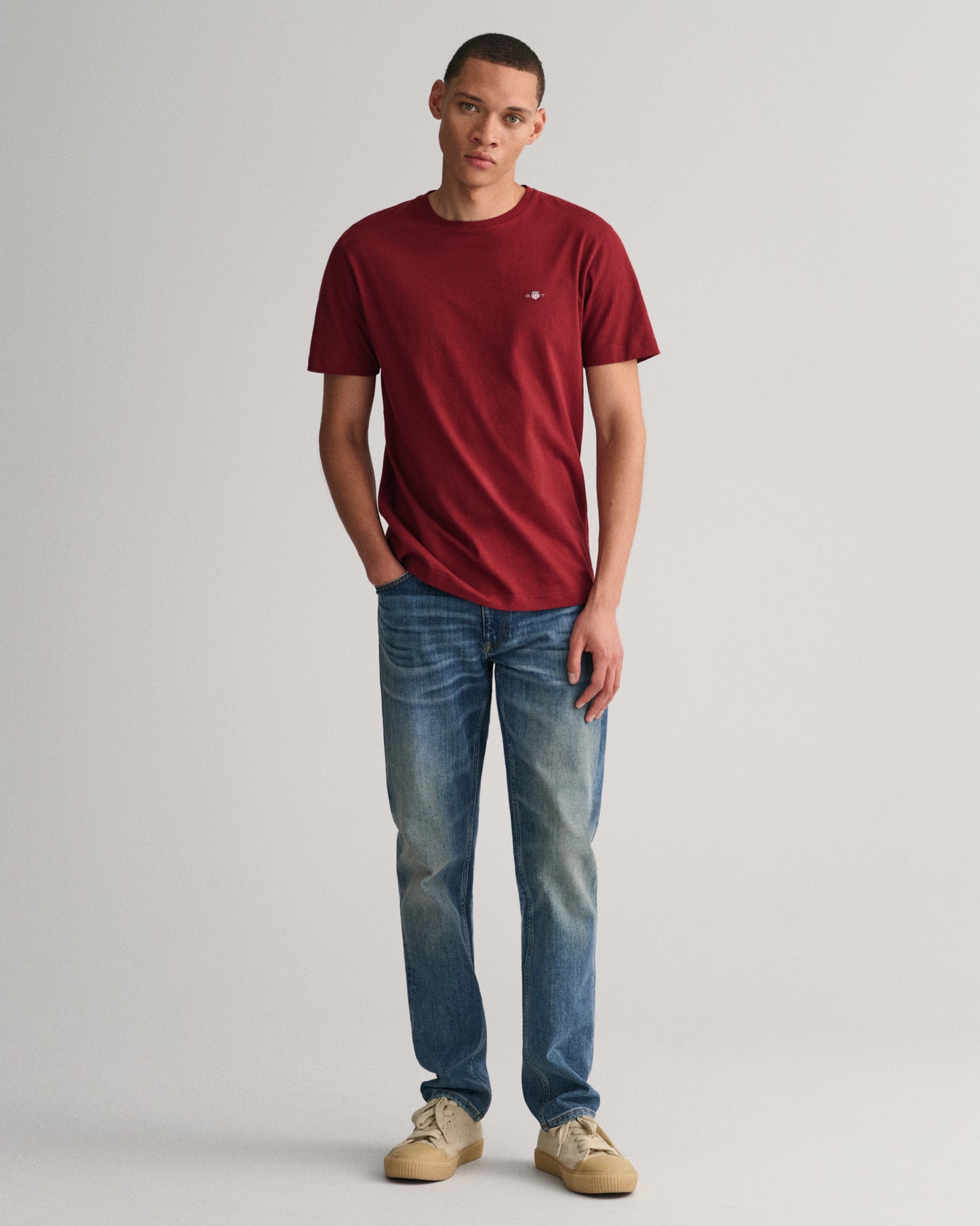 PLUMPED RED, REG SHIELD SS T-SHIRT BY GANT AU.