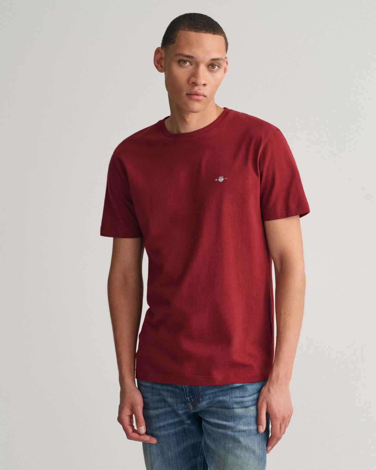 PLUMPED RED, REG SHIELD SS T-SHIRT, FRONT-VIEW BY GANT AU.
