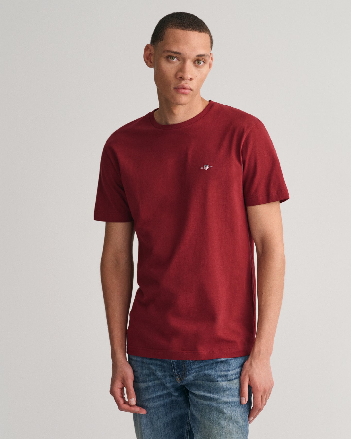 PLUMPED RED, REG SHIELD SS T-SHIRT, FRONT-VIEW BY GANT AU.