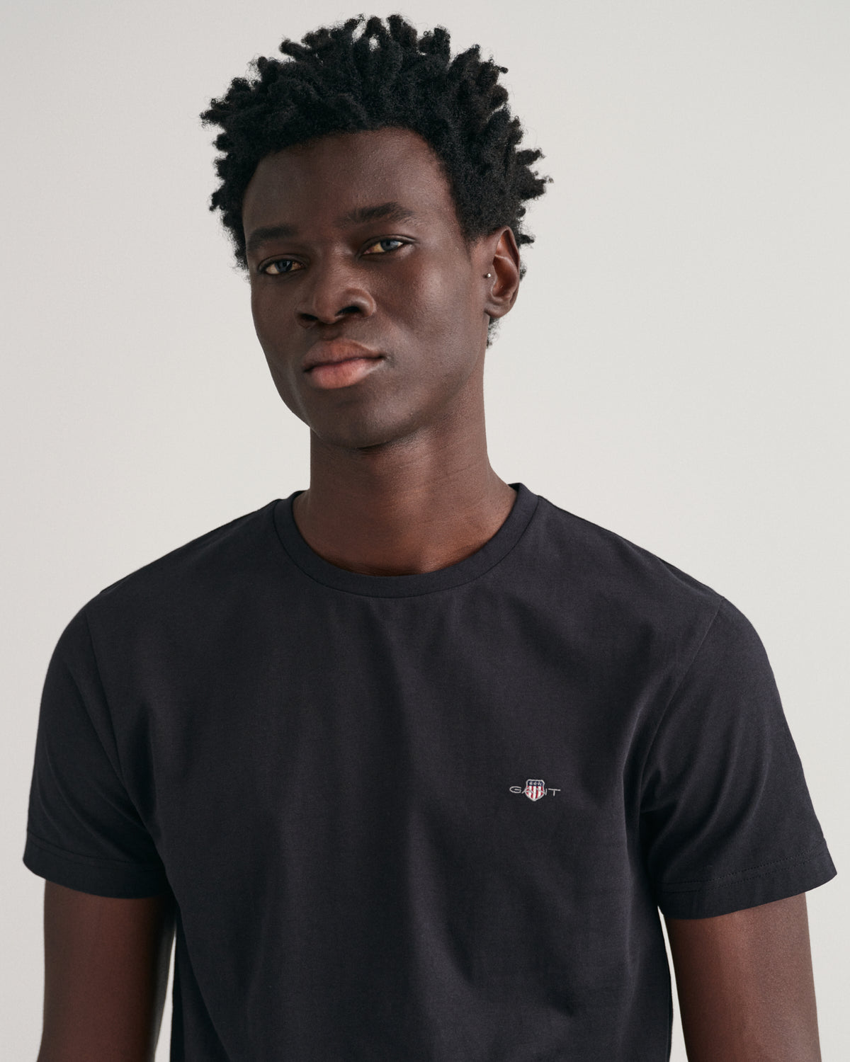 BLACK, SLIM SHIELD SS T-SHIRT, CLOSE-UP BY GANT AU.