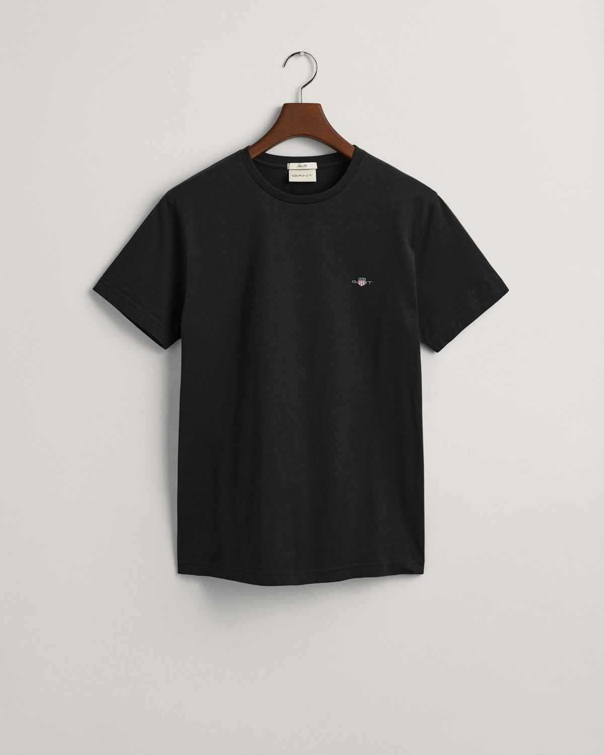 BLACK, SLIM SHIELD SS T-SHIRT, FLAT-LAY BY GANT AU.