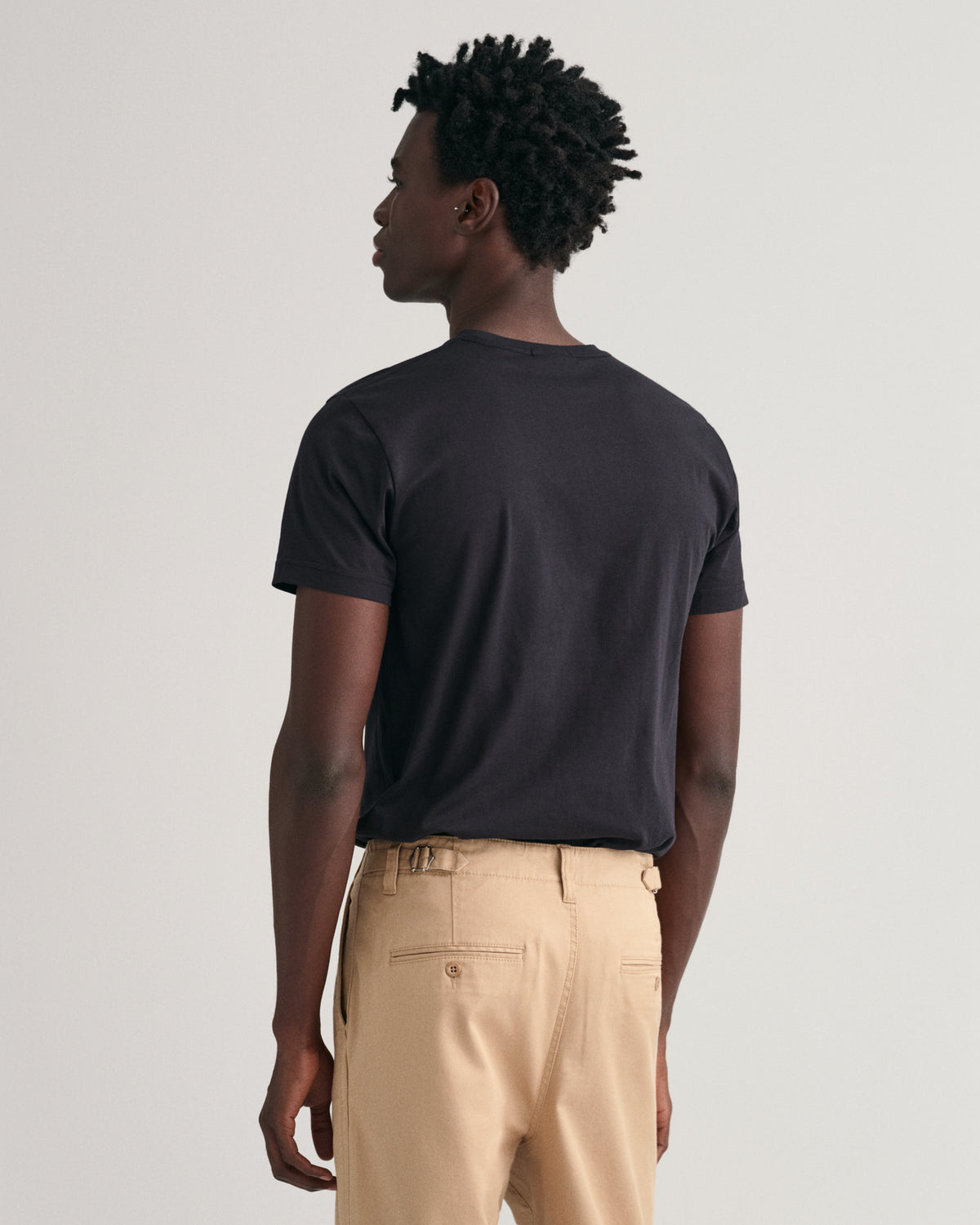 BLACK, SLIM SHIELD SS T-SHIRT, BACK-VIEW BY GANT AU.