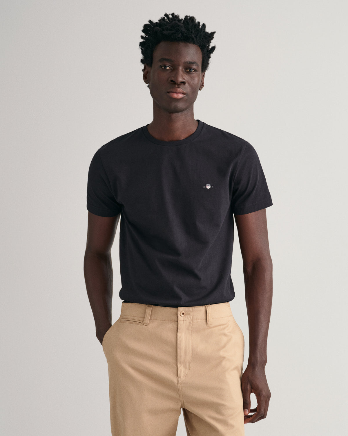 BLACK, SLIM SHIELD SS T-SHIRT, FRONT-VIEW BY GANT AU.