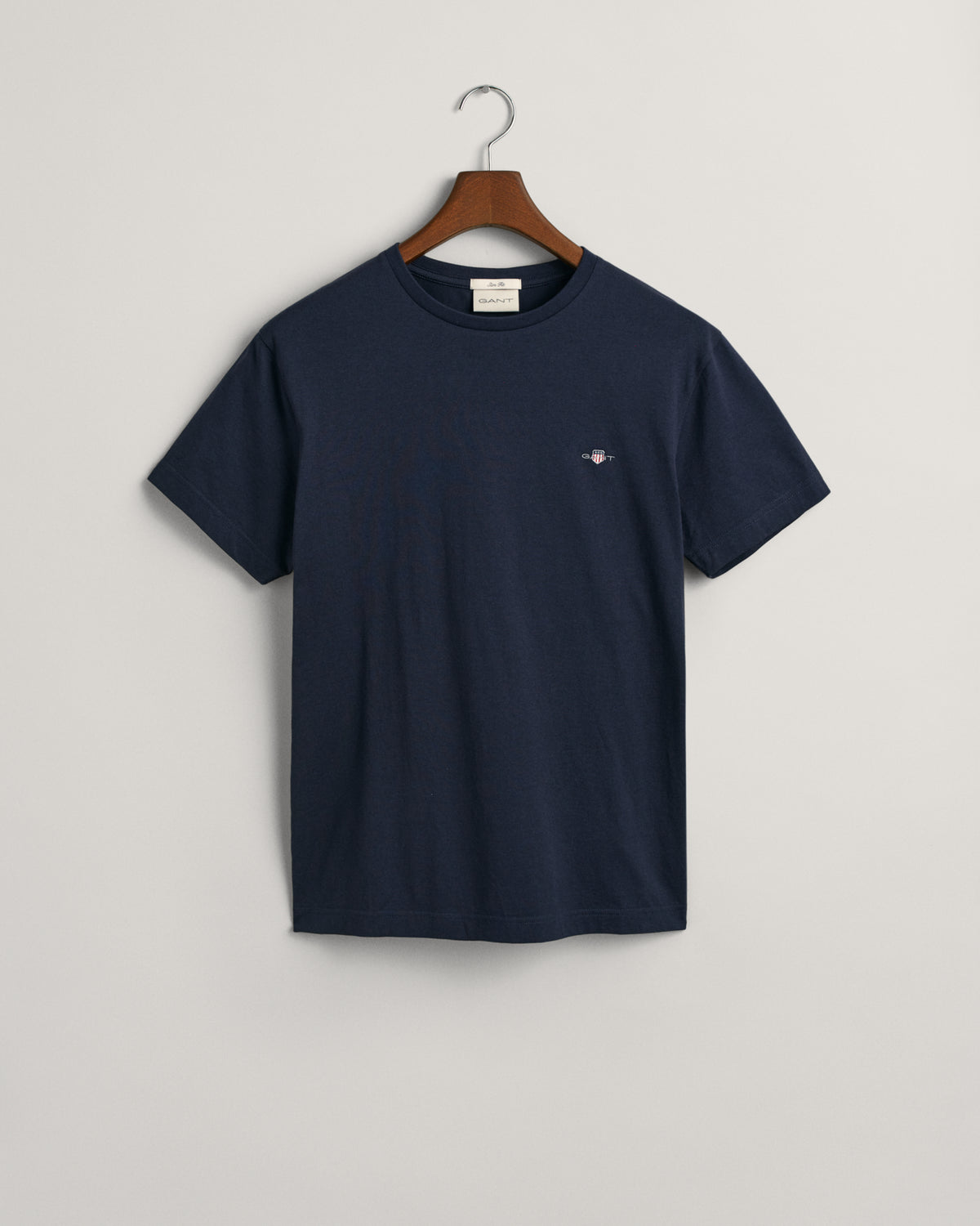 EVENING BLUE, SLIM SHIELD SS T-SHIRT, FLAT-LAY BY GANT AU.