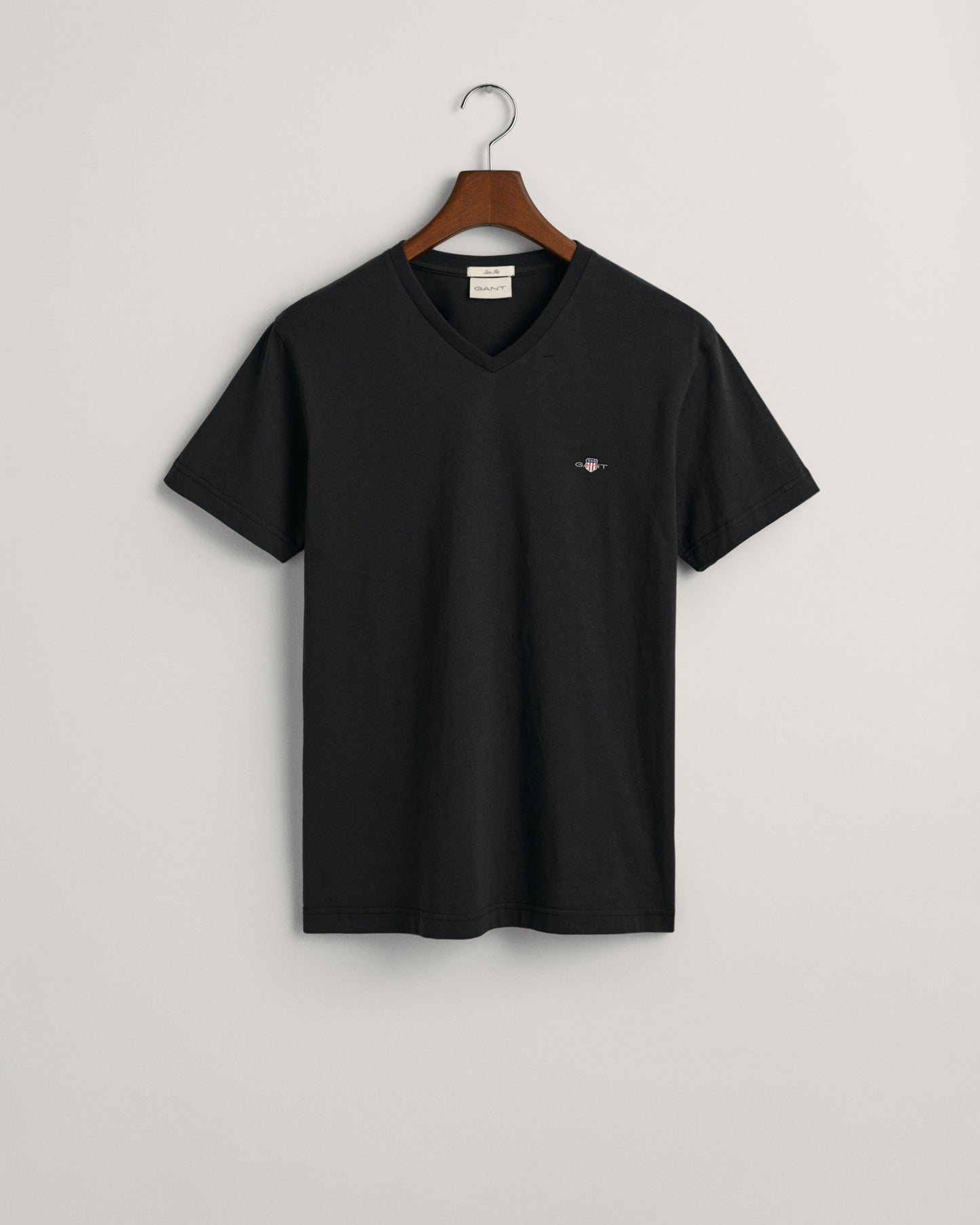 BLACK, SLIM SHIELD V-NECK T-SHIRT, FLAT-LAY BY GANT AU.
