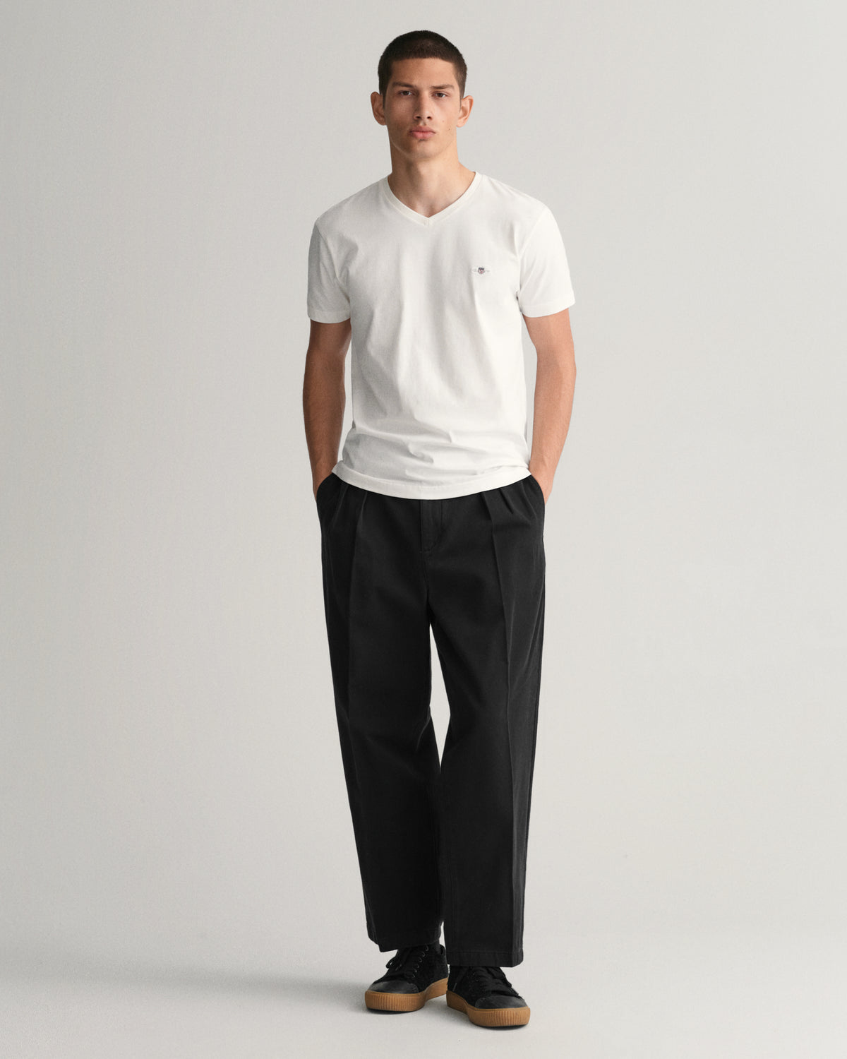 WHITE, SLIM SHIELD V-NECK T-SHIRT BY GANT AU.
