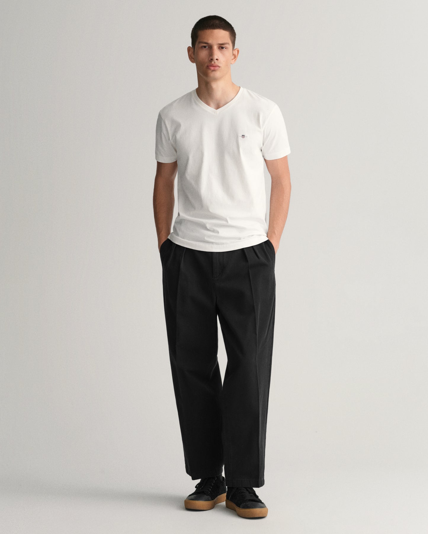 WHITE, SLIM SHIELD V-NECK T-SHIRT BY GANT AU.