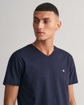 EVENING BLUE, SLIM SHIELD V-NECK T-SHIRT, CLOSE-UP BY GANT AU.