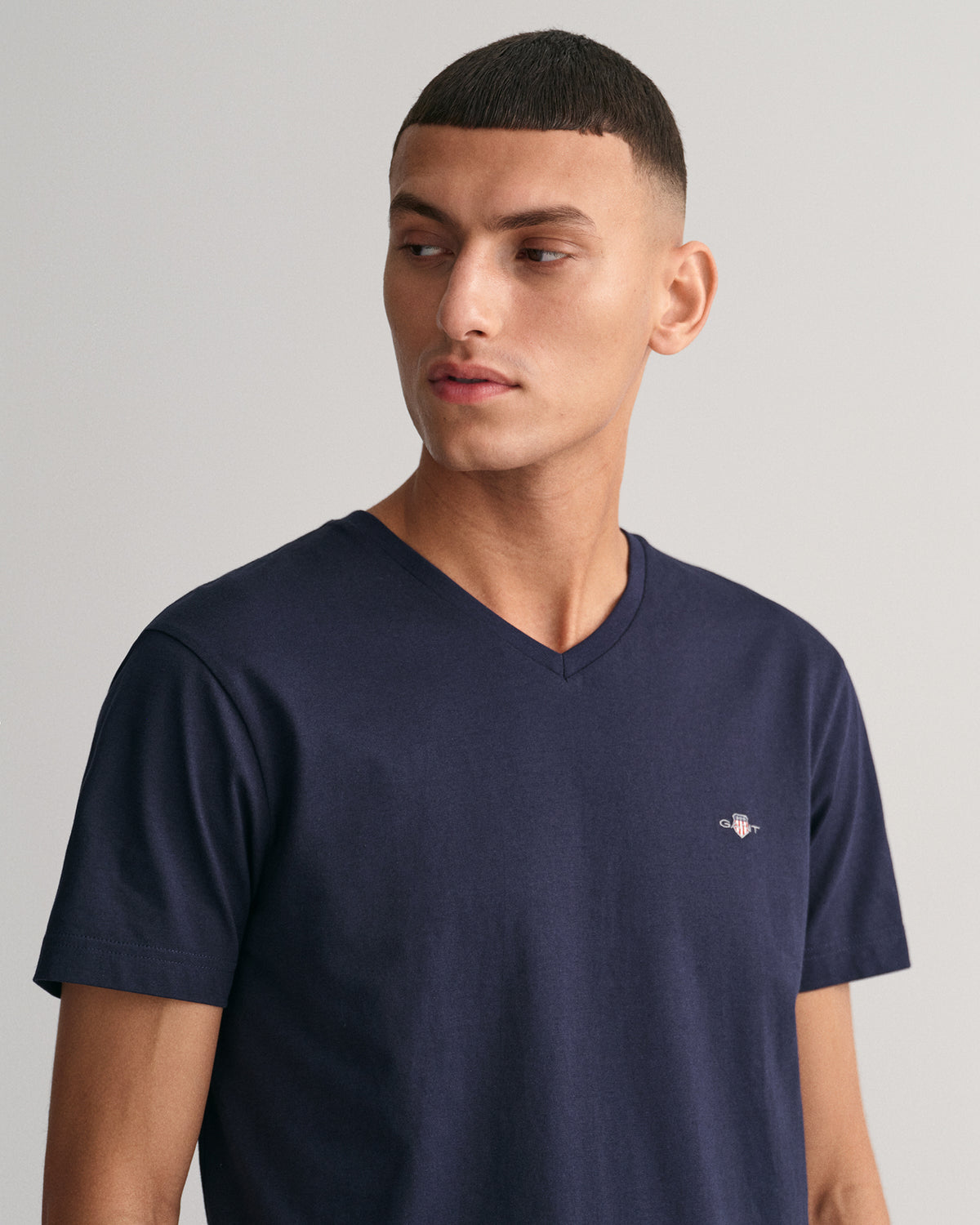 EVENING BLUE, SLIM SHIELD V-NECK T-SHIRT, CLOSE-UP BY GANT AU.