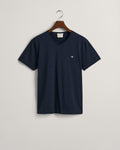 EVENING BLUE, SLIM SHIELD V-NECK T-SHIRT, FLAT-LAY BY GANT AU.