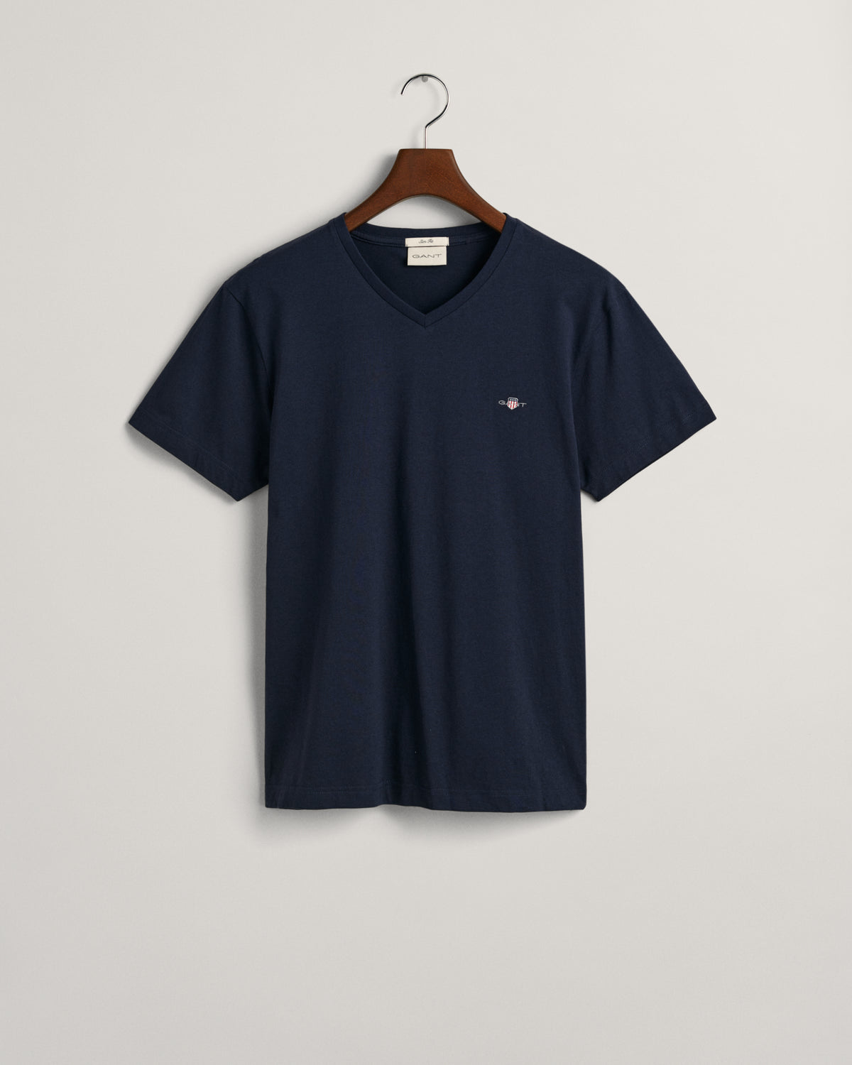 EVENING BLUE, SLIM SHIELD V-NECK T-SHIRT, FLAT-LAY BY GANT AU.