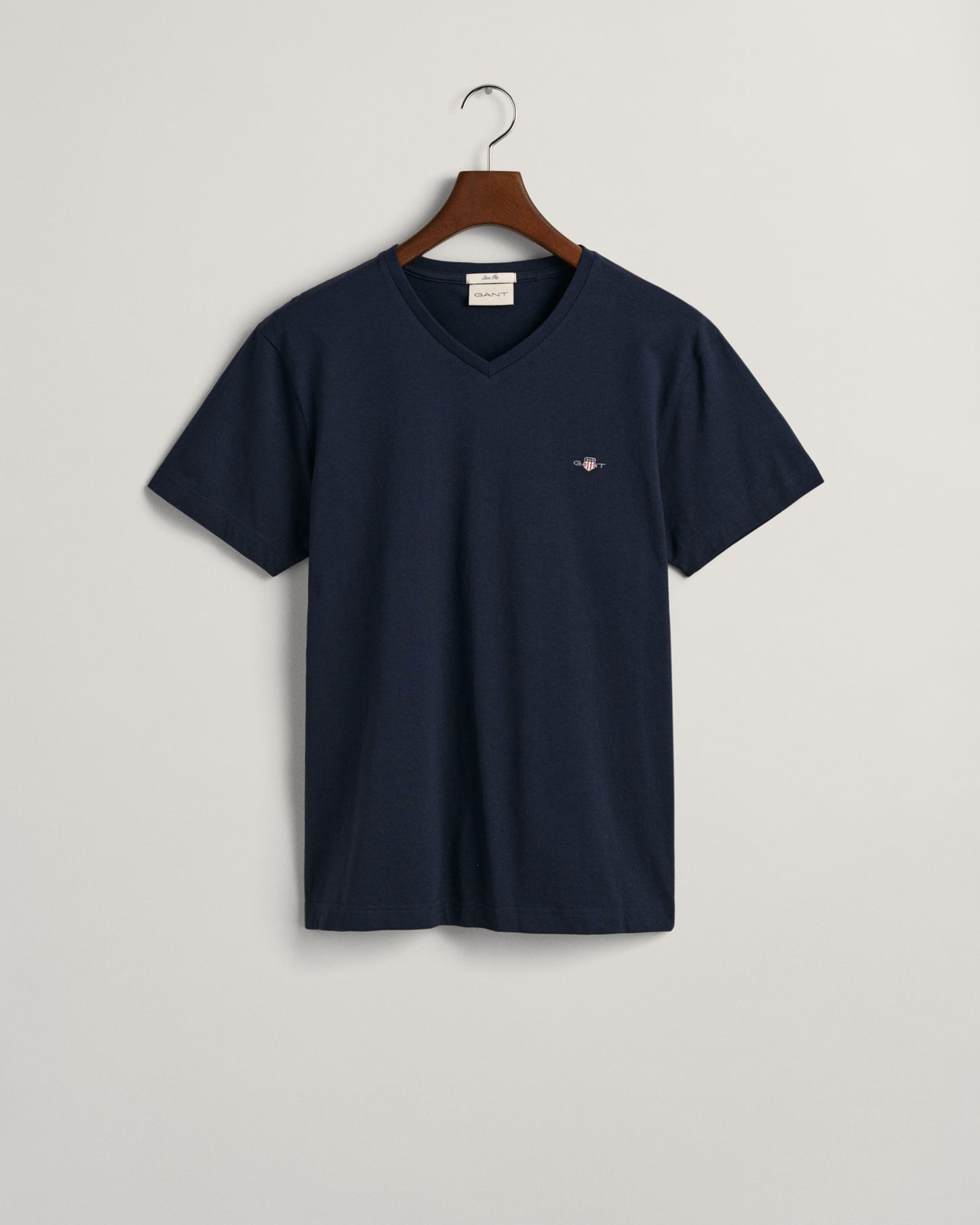 EVENING BLUE, SLIM SHIELD V-NECK T-SHIRT, FLAT-LAY BY GANT AU.