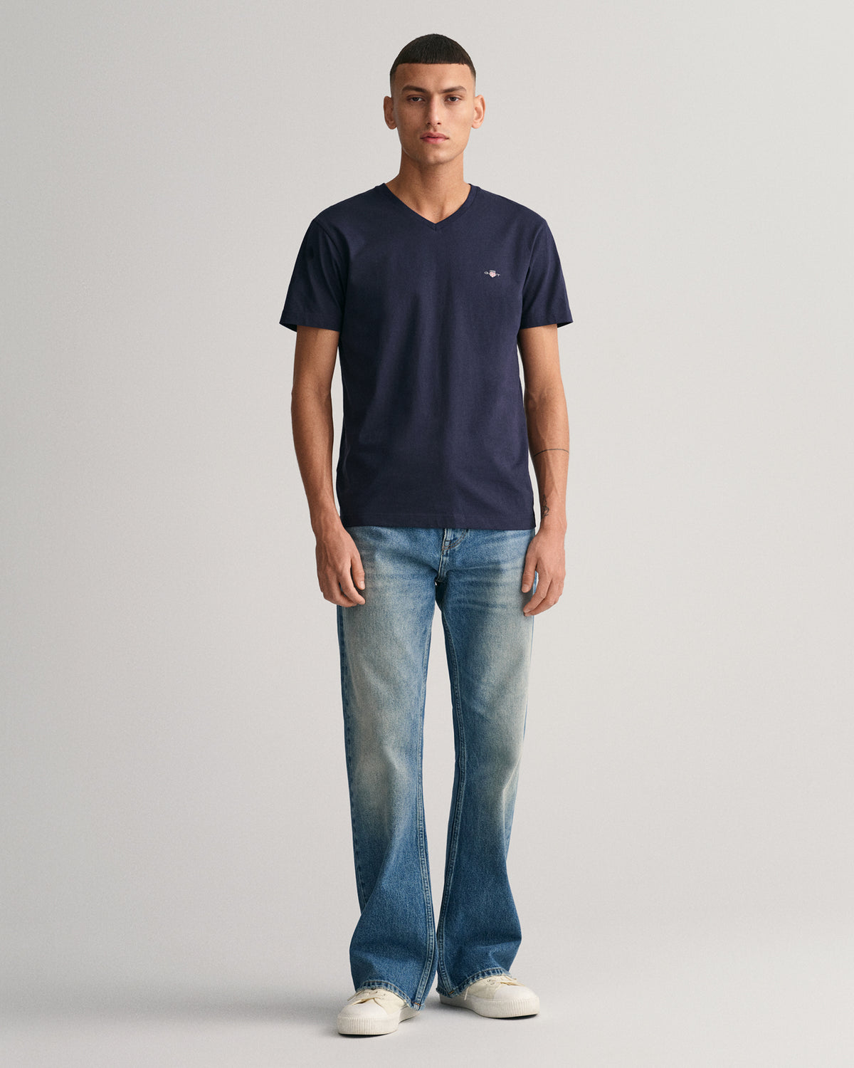 EVENING BLUE, SLIM SHIELD V-NECK T-SHIRT BY GANT AU.