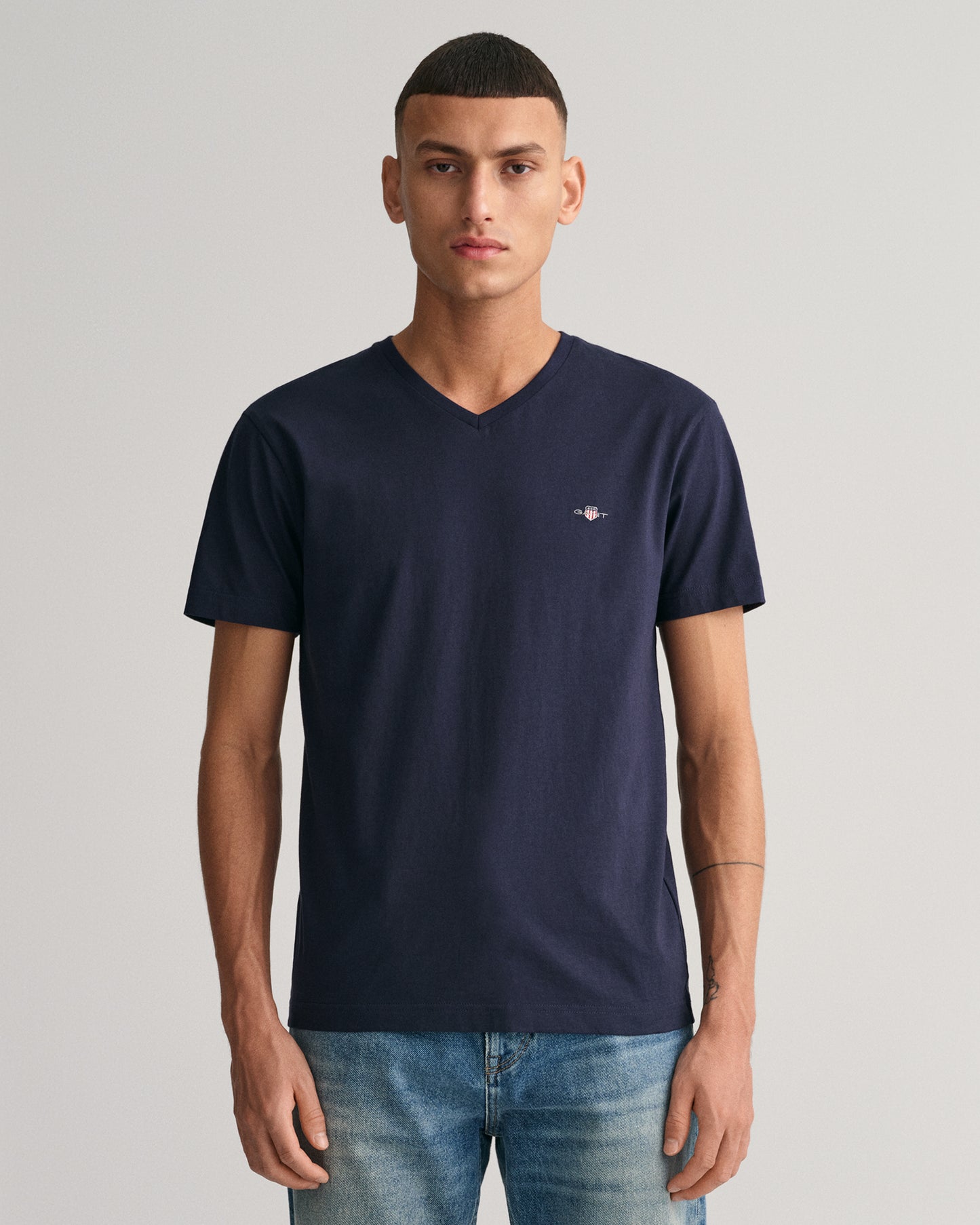 EVENING BLUE, SLIM SHIELD V-NECK T-SHIRT, FRONT-VIEW BY GANT AU.