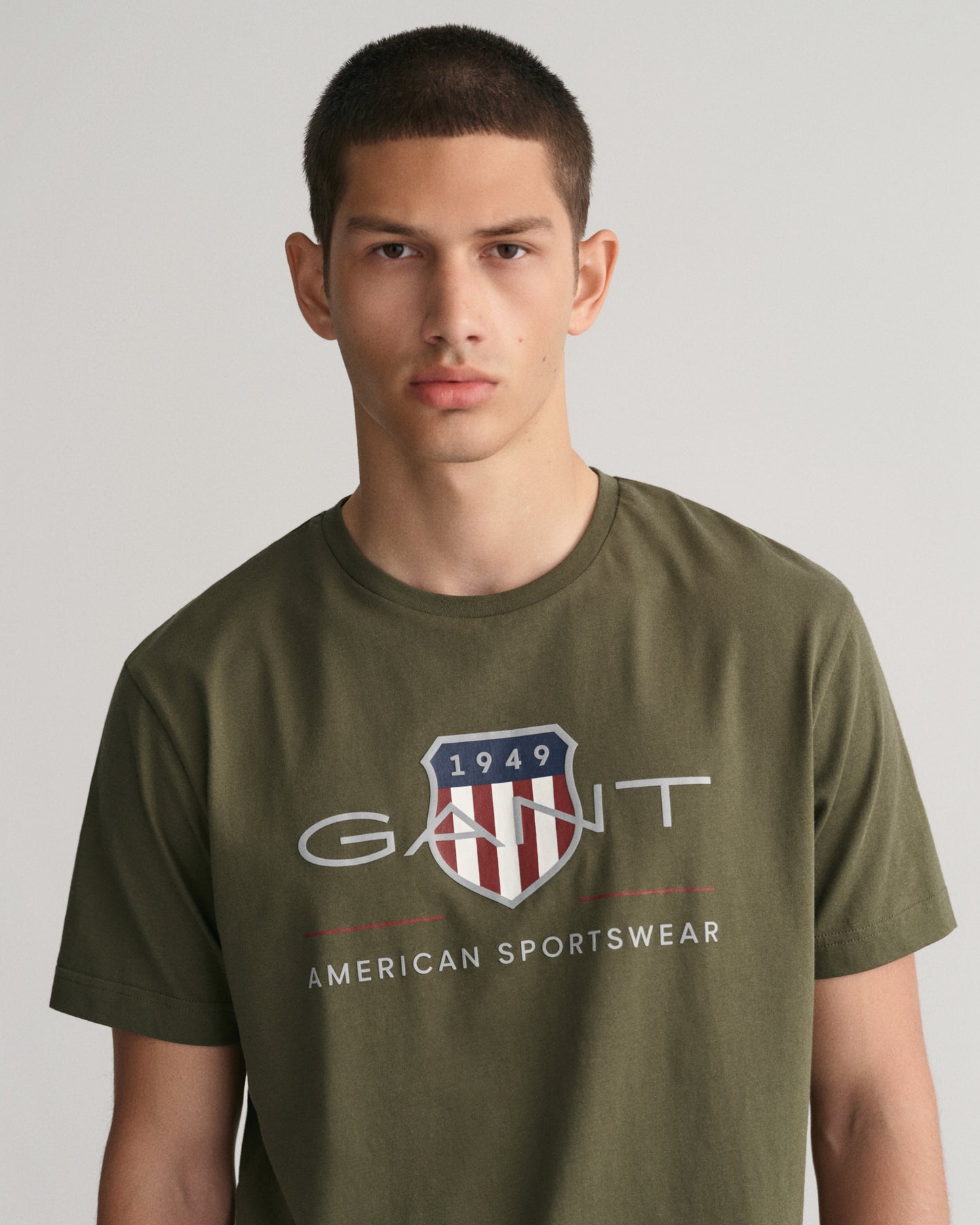 JUNIPER GREEN, REG ARCHIVE SHIELD SS T-SHIRT, CLOSE-UP BY GANT AU.