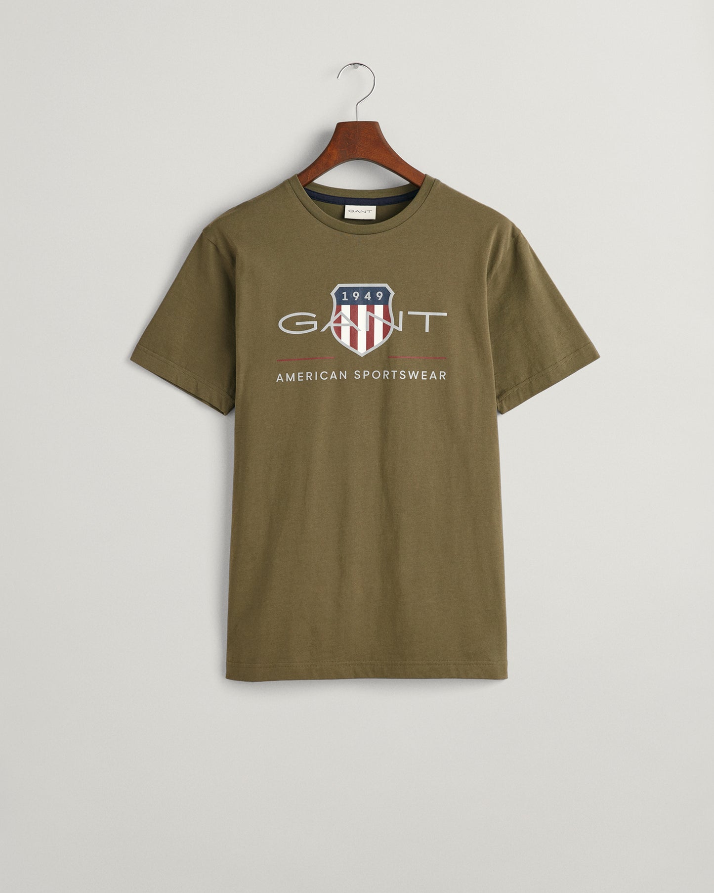 JUNIPER GREEN, REG ARCHIVE SHIELD SS T-SHIRT, FLAT-LAY BY GANT AU.