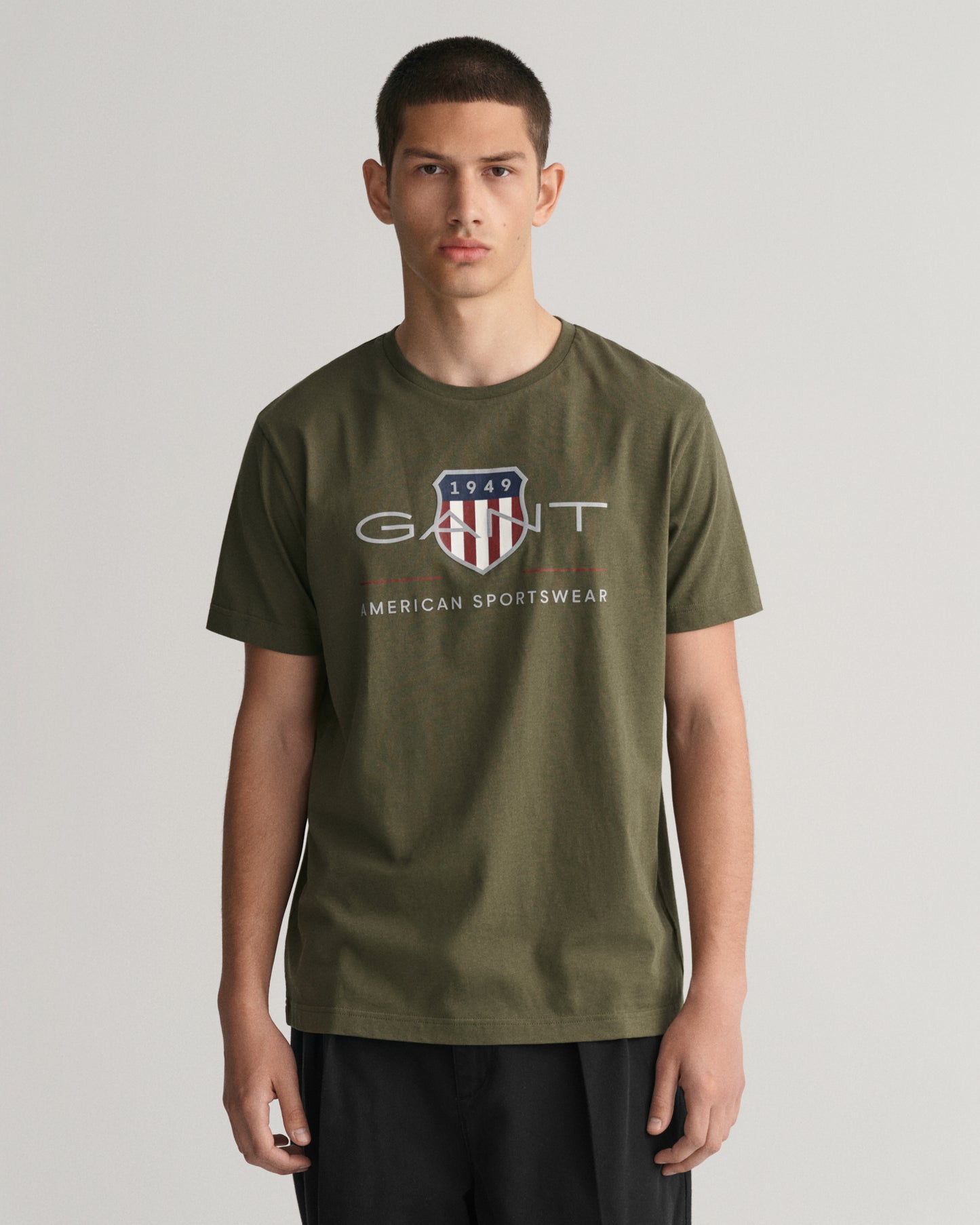 JUNIPER GREEN, REG ARCHIVE SHIELD SS T-SHIRT, FRONT-VIEW BY GANT AU.