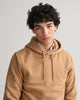 WARM KHAKI, REG SHIELD HOODIE, CLOSE-UP BY GANT AU.