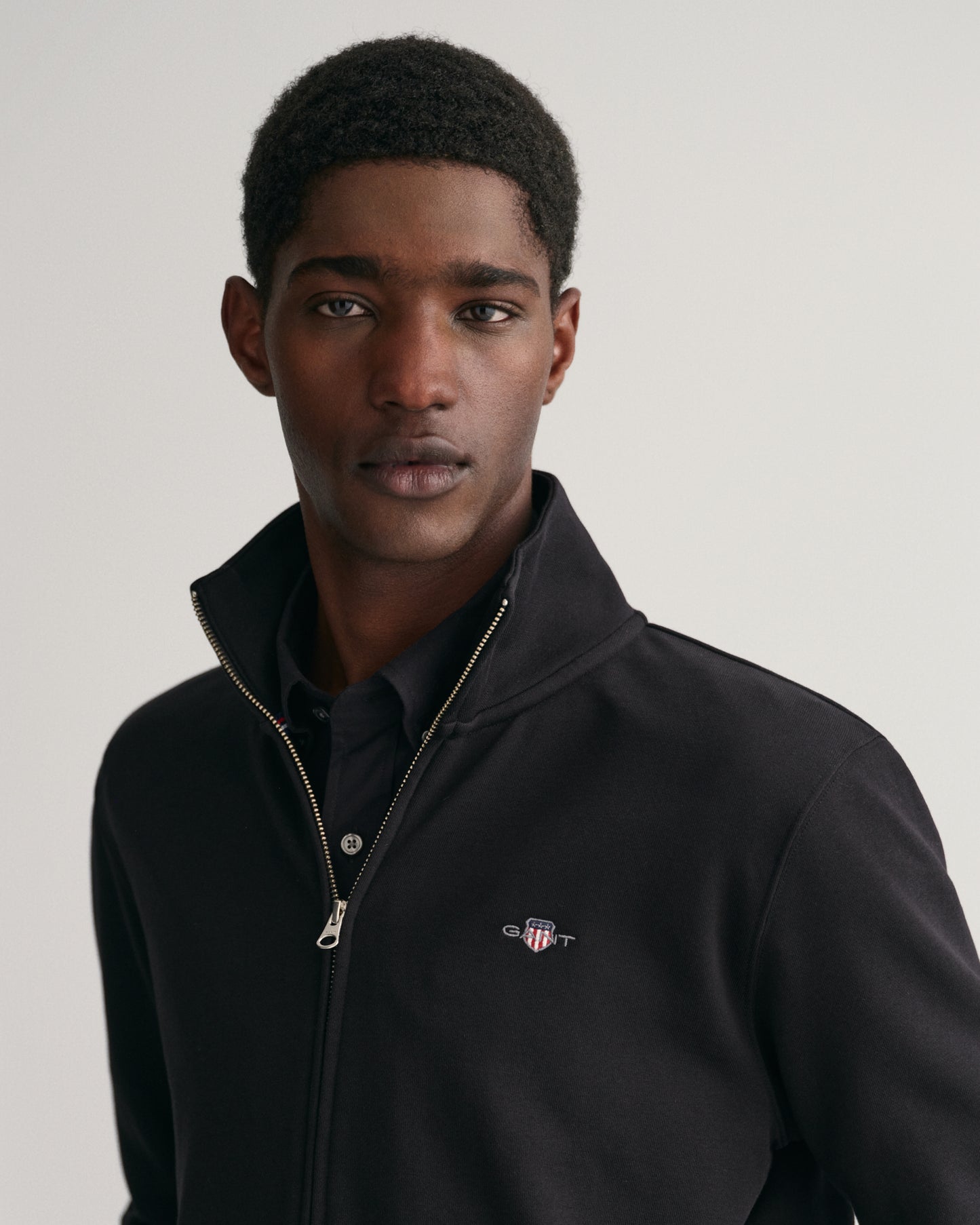 BLACK, REG SHIELD FULL ZIP SWEAT, CLOSE-UP BY GANT AU.