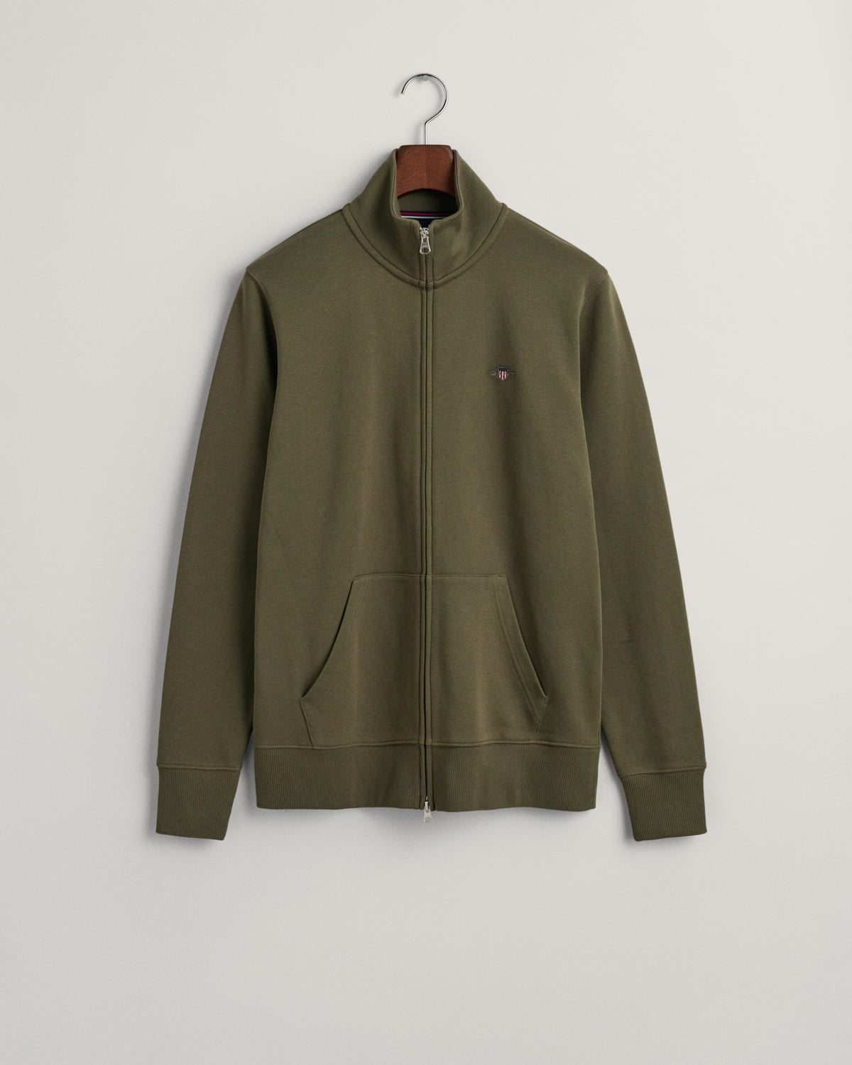 JUNIPER GREEN, REG SHIELD FULL ZIP SWEAT, FLAT-LAY BY GANT AU.