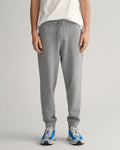 GREY MELANGE, REG SHIELD SWEATPANTS, CLOSE-UP BY GANT AU.