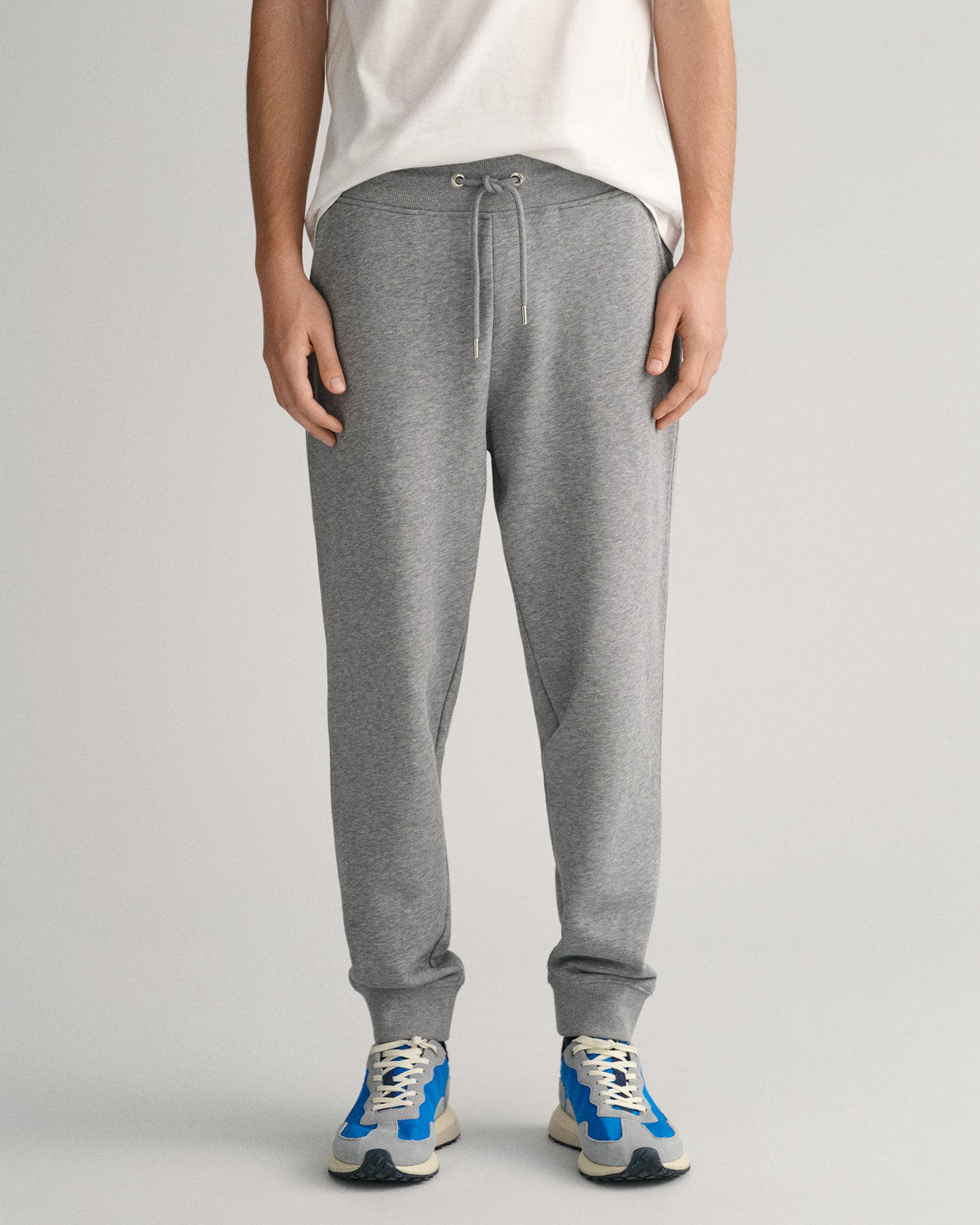 GREY MELANGE, REG SHIELD SWEATPANTS, CLOSE-UP BY GANT AU.