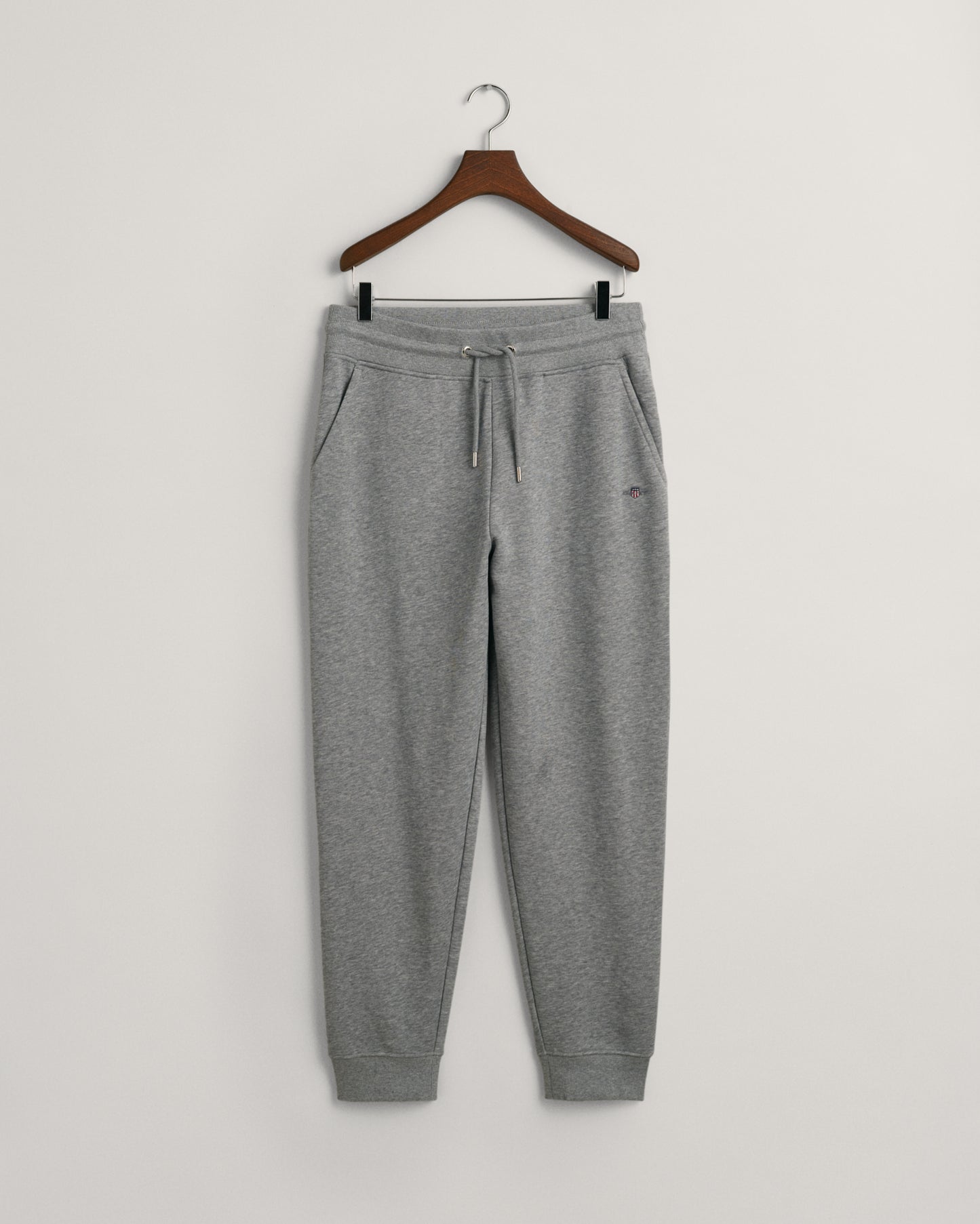 GREY MELANGE, REG SHIELD SWEATPANTS, FLAT-LAY BY GANT AU.