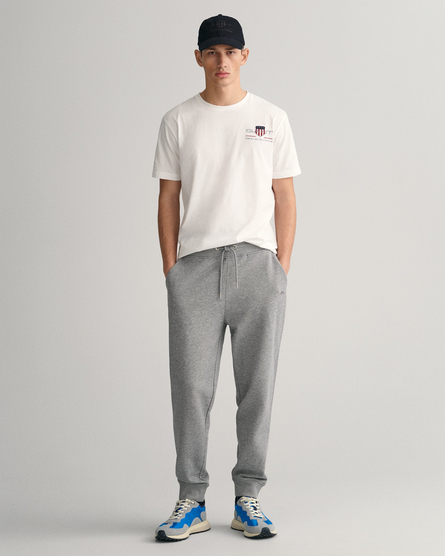 GREY MELANGE, REG SHIELD SWEATPANTS BY GANT AU.