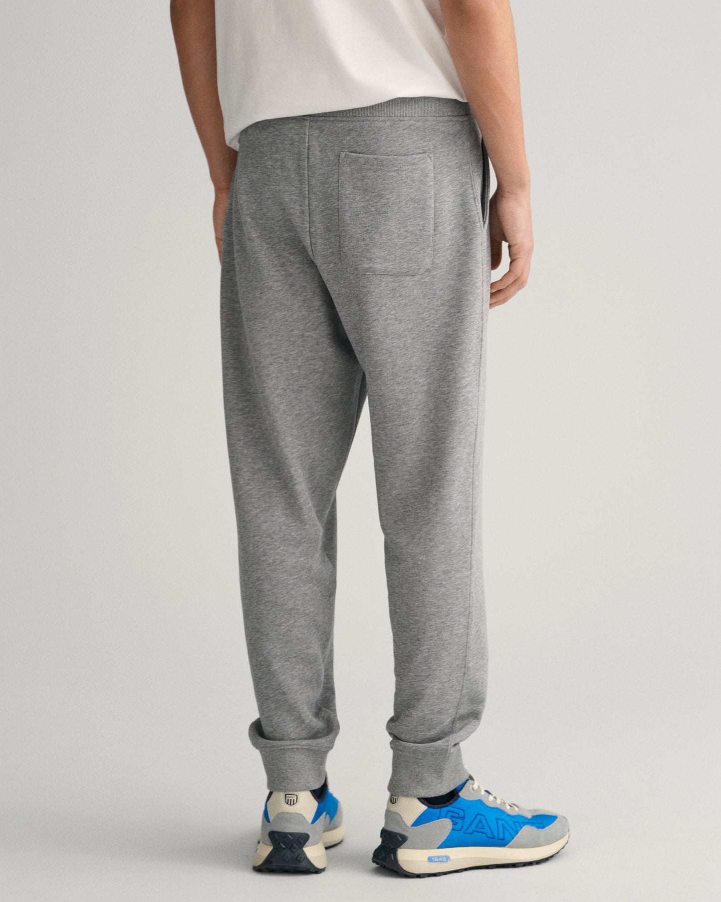 GREY MELANGE, REG SHIELD SWEATPANTS, BACK-VIEW BY GANT AU.
