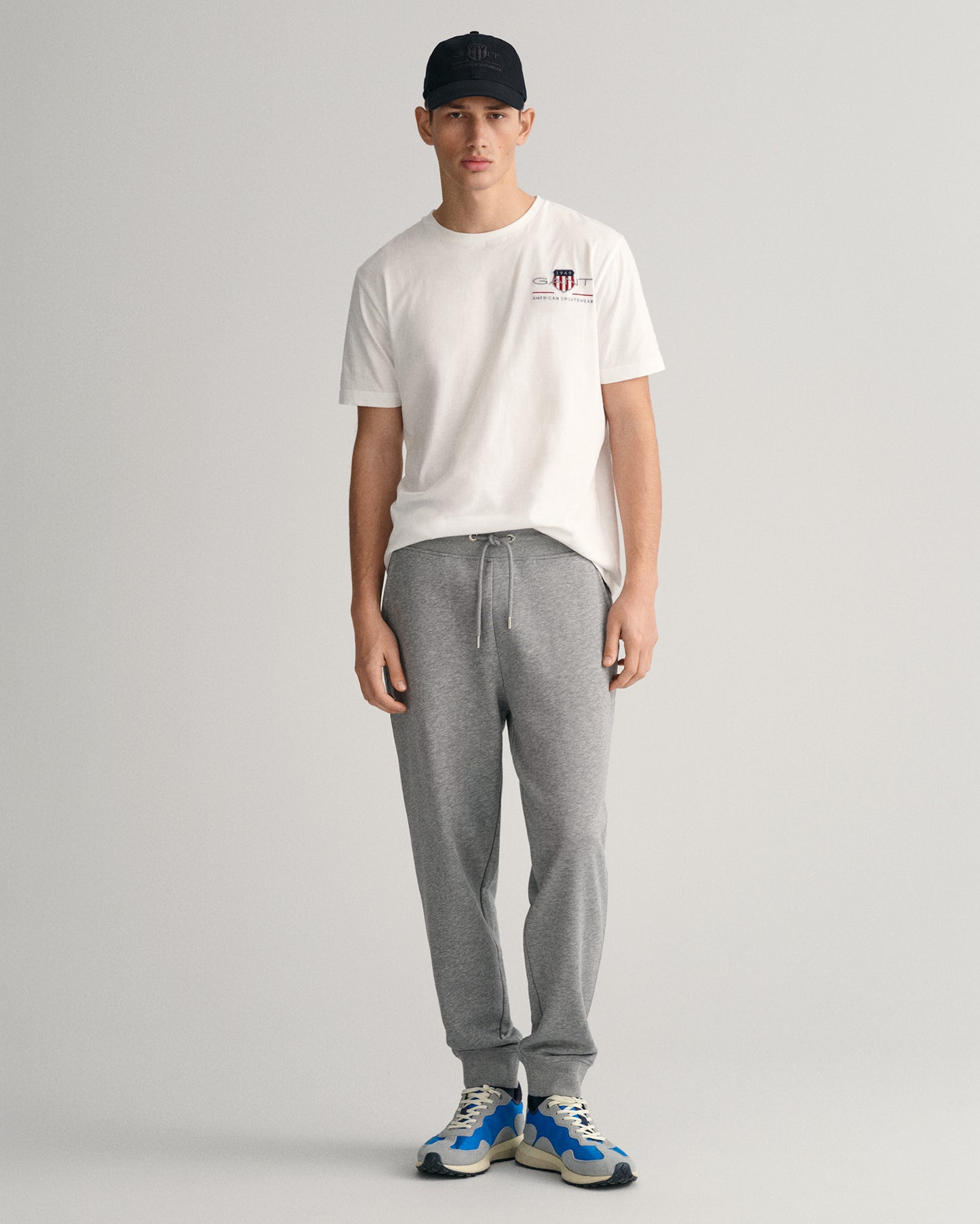 GREY MELANGE, REG SHIELD SWEATPANTS, FRONT-VIEW BY GANT AU.