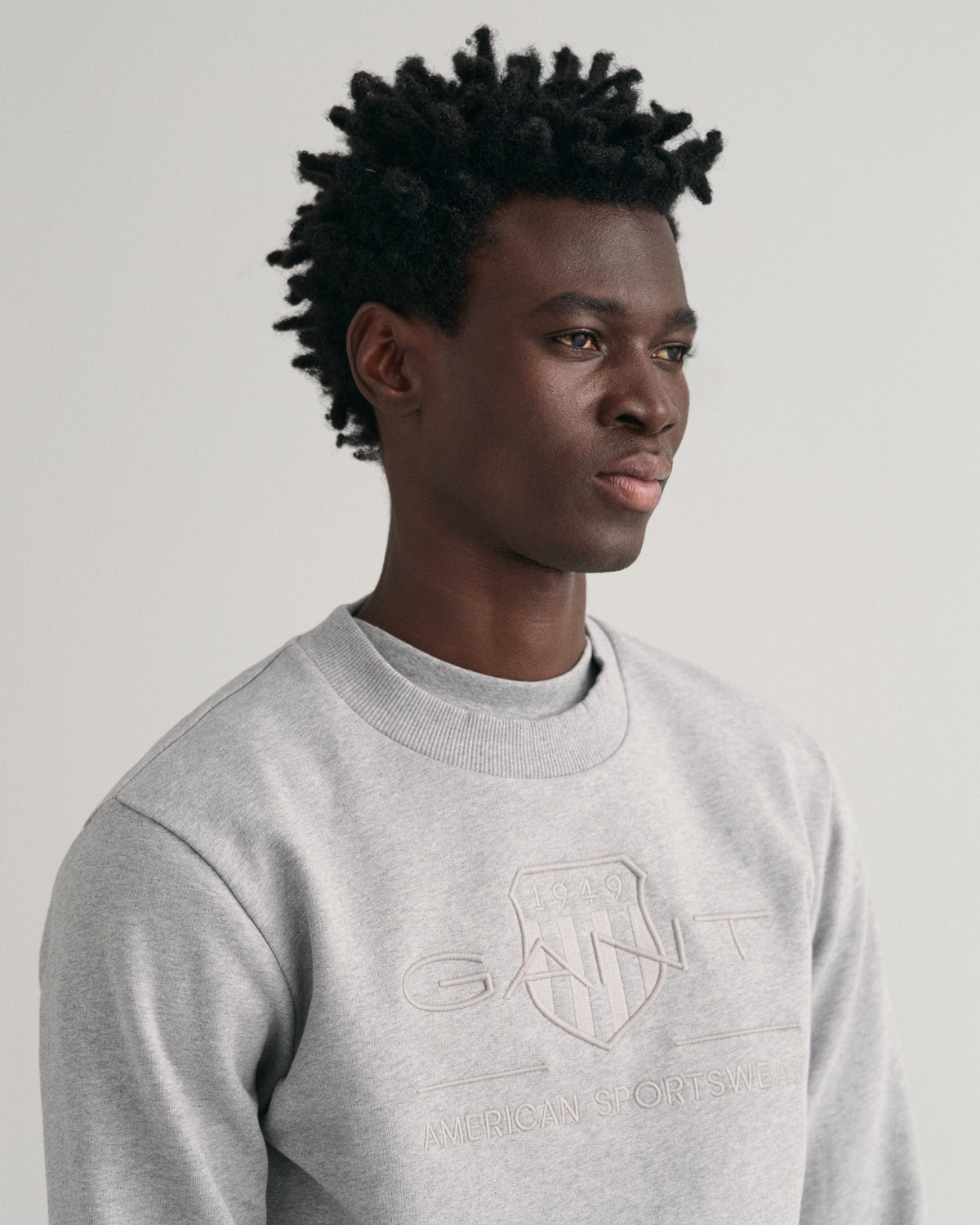 GREY MELANGE, REG TONAL SHIELD C-NECK SWEAT, CLOSE-UP BY GANT AU.