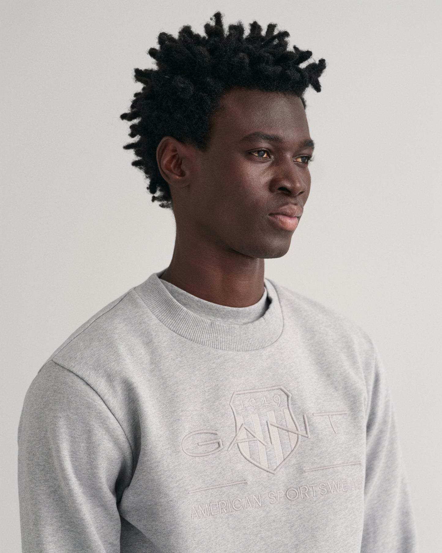 GREY MELANGE, REG TONAL SHIELD C-NECK SWEAT, CLOSE-UP BY GANT AU.