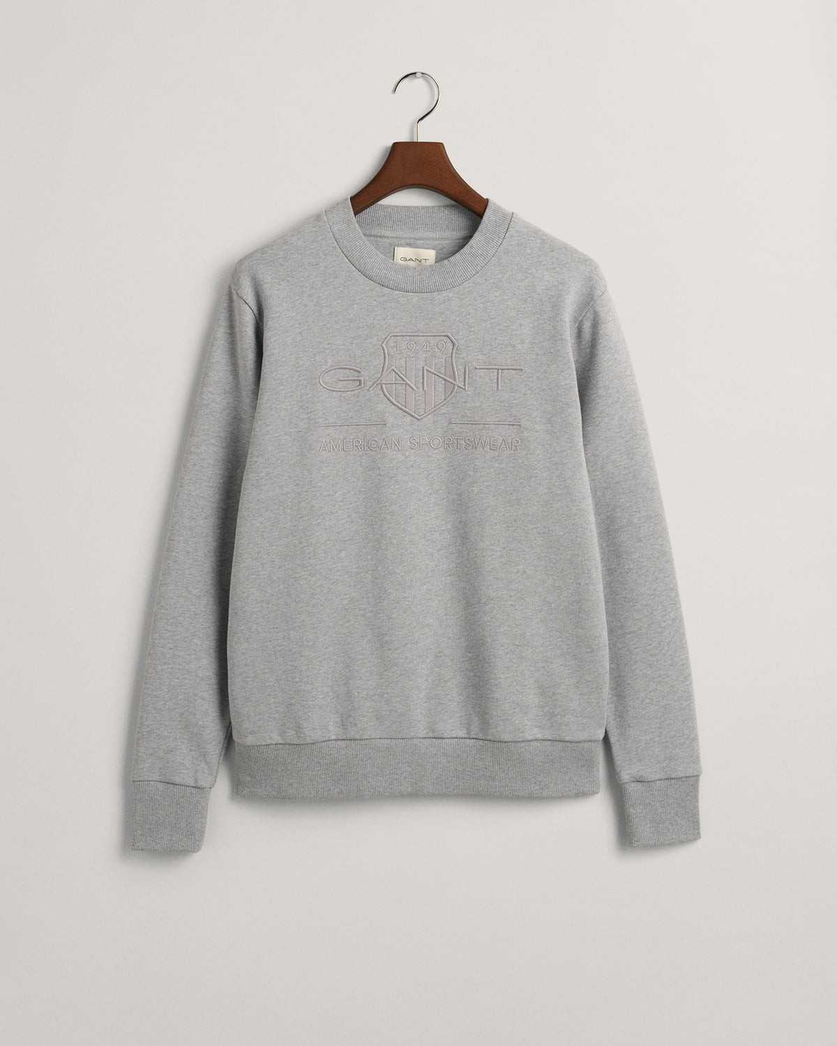 GREY MELANGE, REG TONAL SHIELD C-NECK SWEAT, FLAT-LAY BY GANT AU.