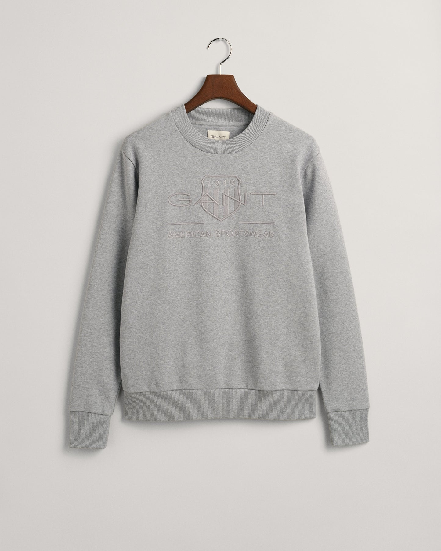 GREY MELANGE, REG TONAL SHIELD C-NECK SWEAT, FLAT-LAY BY GANT AU.