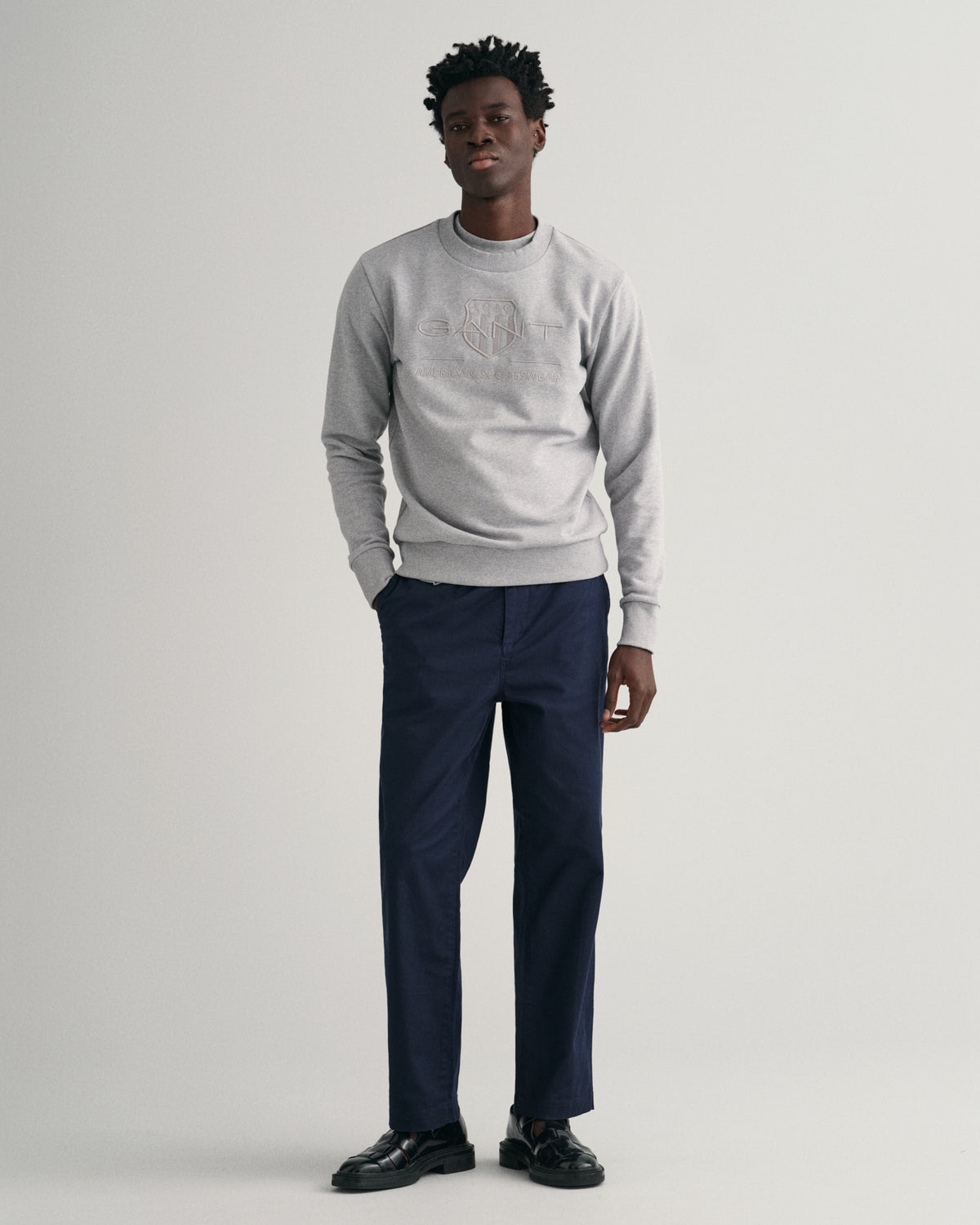 GREY MELANGE, REG TONAL SHIELD C-NECK SWEAT BY GANT AU.