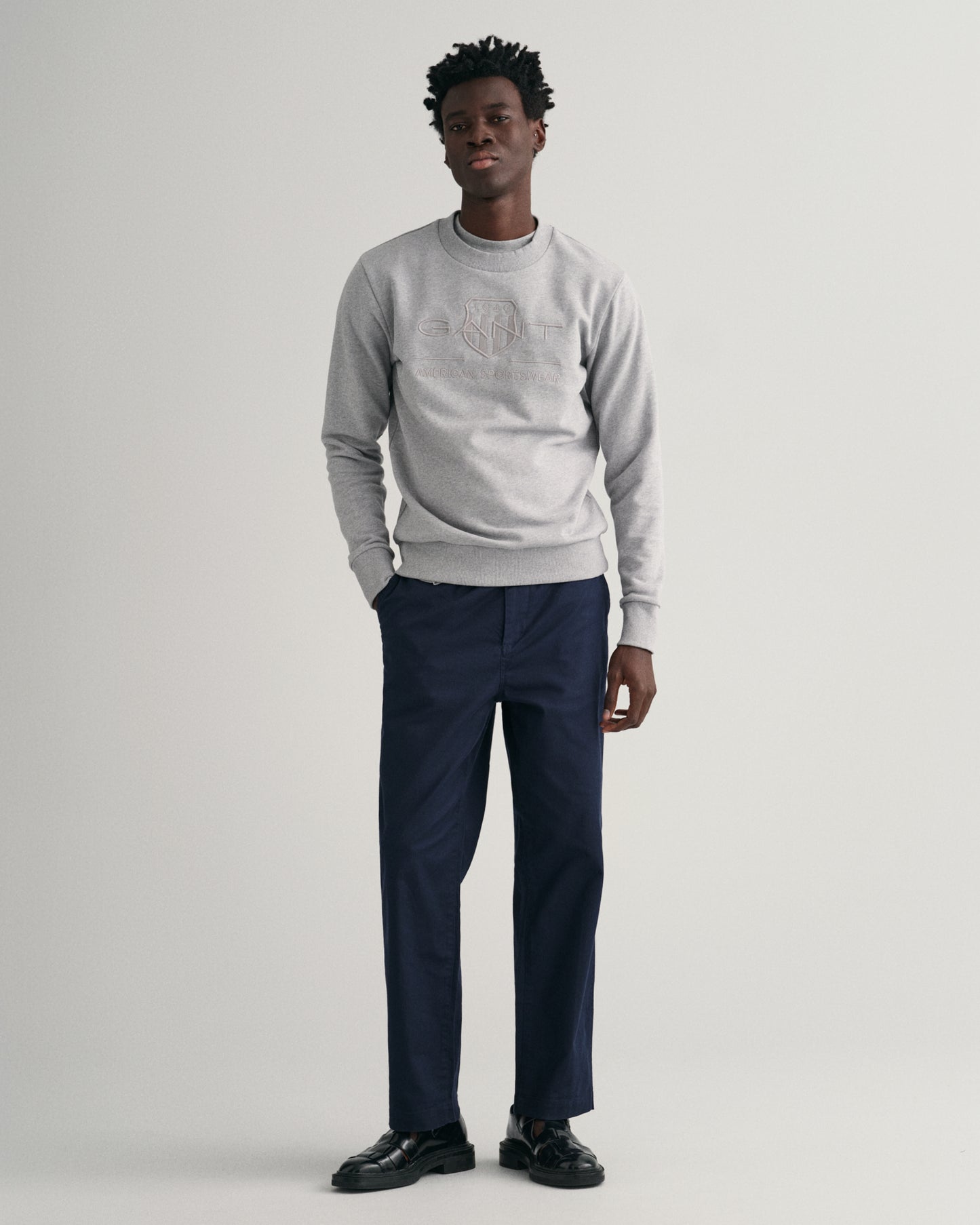 GREY MELANGE, REG TONAL SHIELD C-NECK SWEAT BY GANT AU.