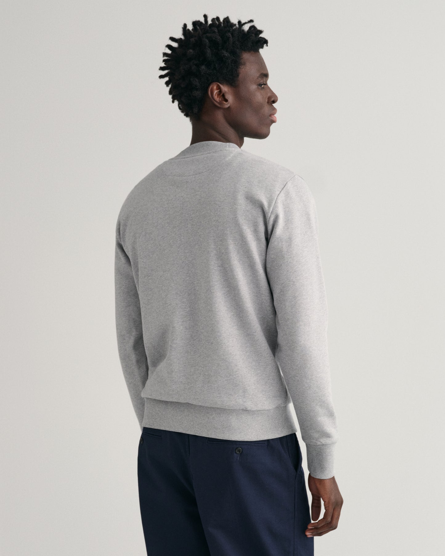 GREY MELANGE, REG TONAL SHIELD C-NECK SWEAT, BACK-VIEW BY GANT AU.