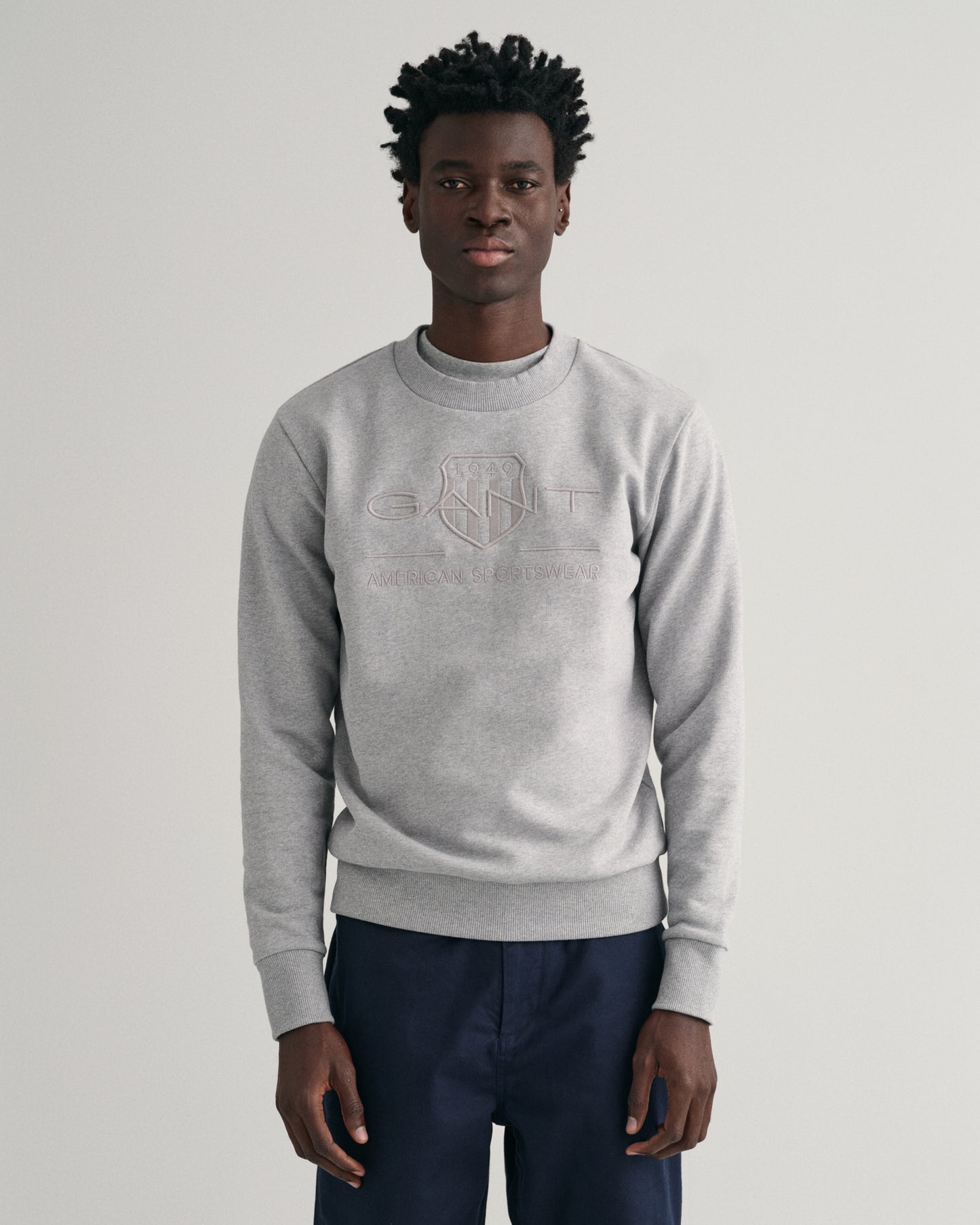 GREY MELANGE, REG TONAL SHIELD C-NECK SWEAT, FRONT-VIEW BY GANT AU.