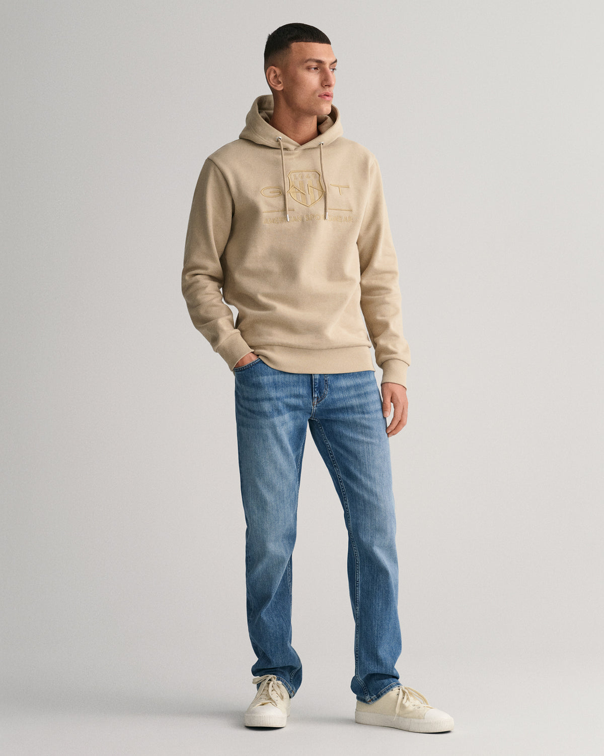 CONCRETE BEIGE, REG TONAL SHIELD HOODIE BY GANT AU.