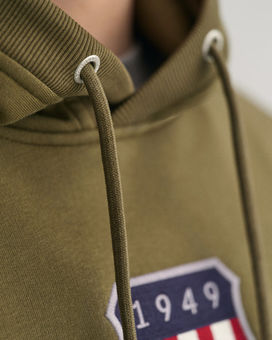 JUNIPER GREEN, REG ARCHIVE SHIELD HOODIE, CLOSE-UP BY GANT AU.