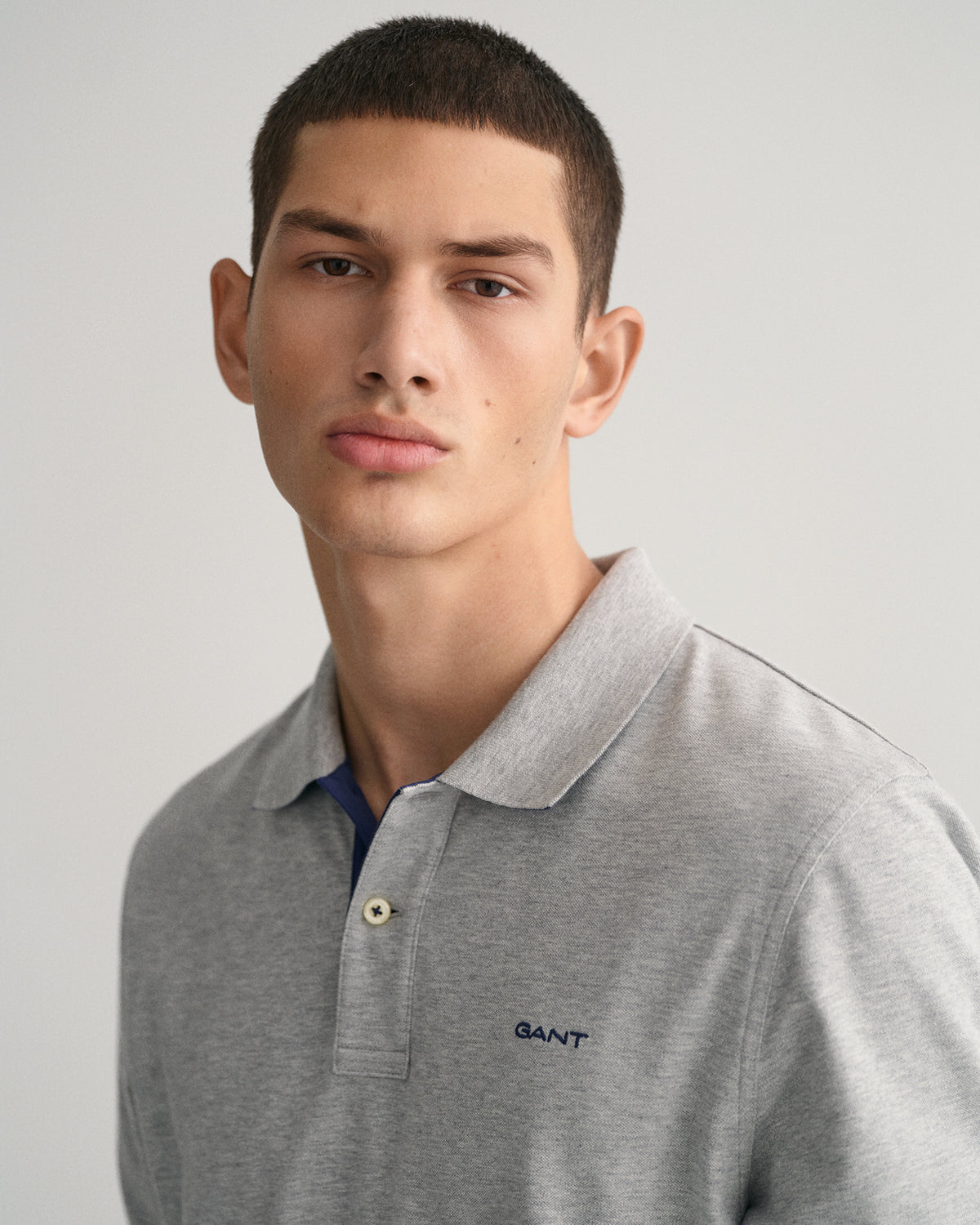 GREY MELANGE, REG CONTRAST PIQUE SS POLO, CLOSE-UP BY GANT AU.